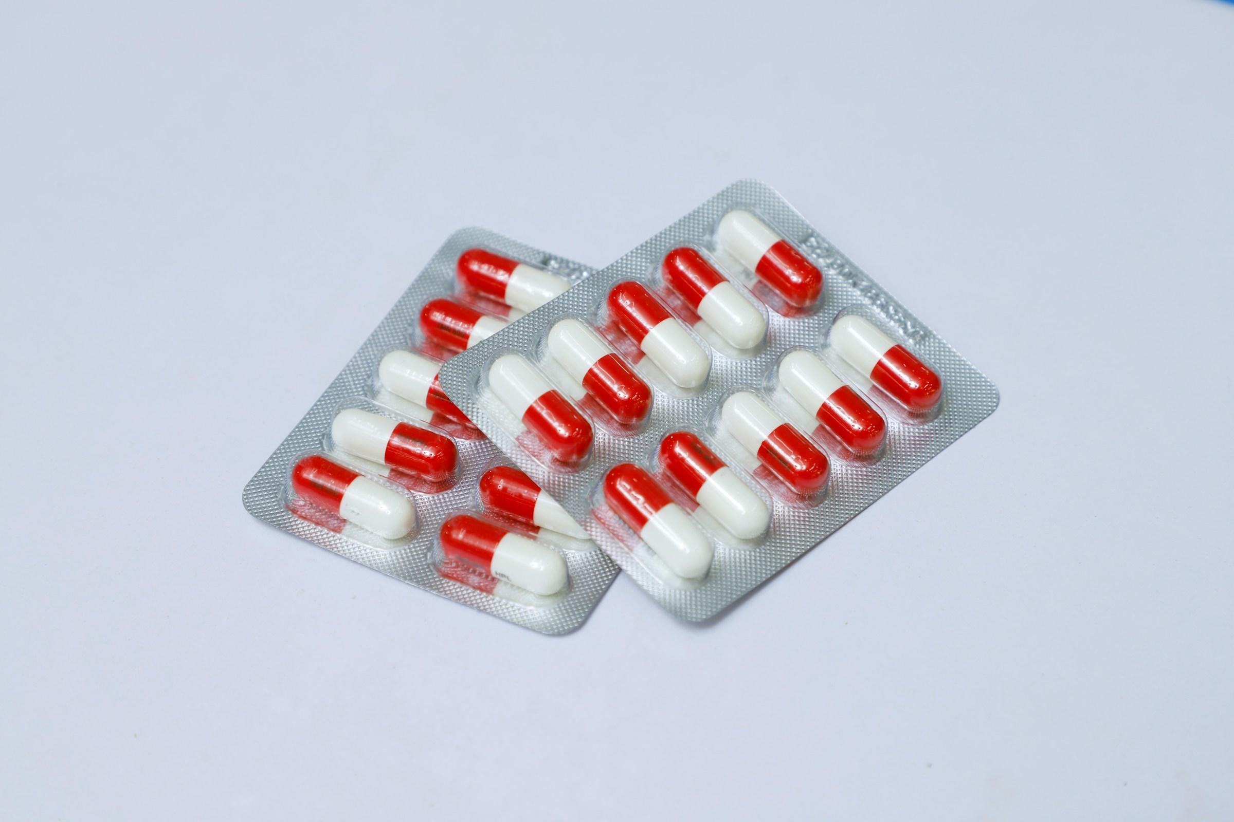 Twee strips met rood-witte capsules