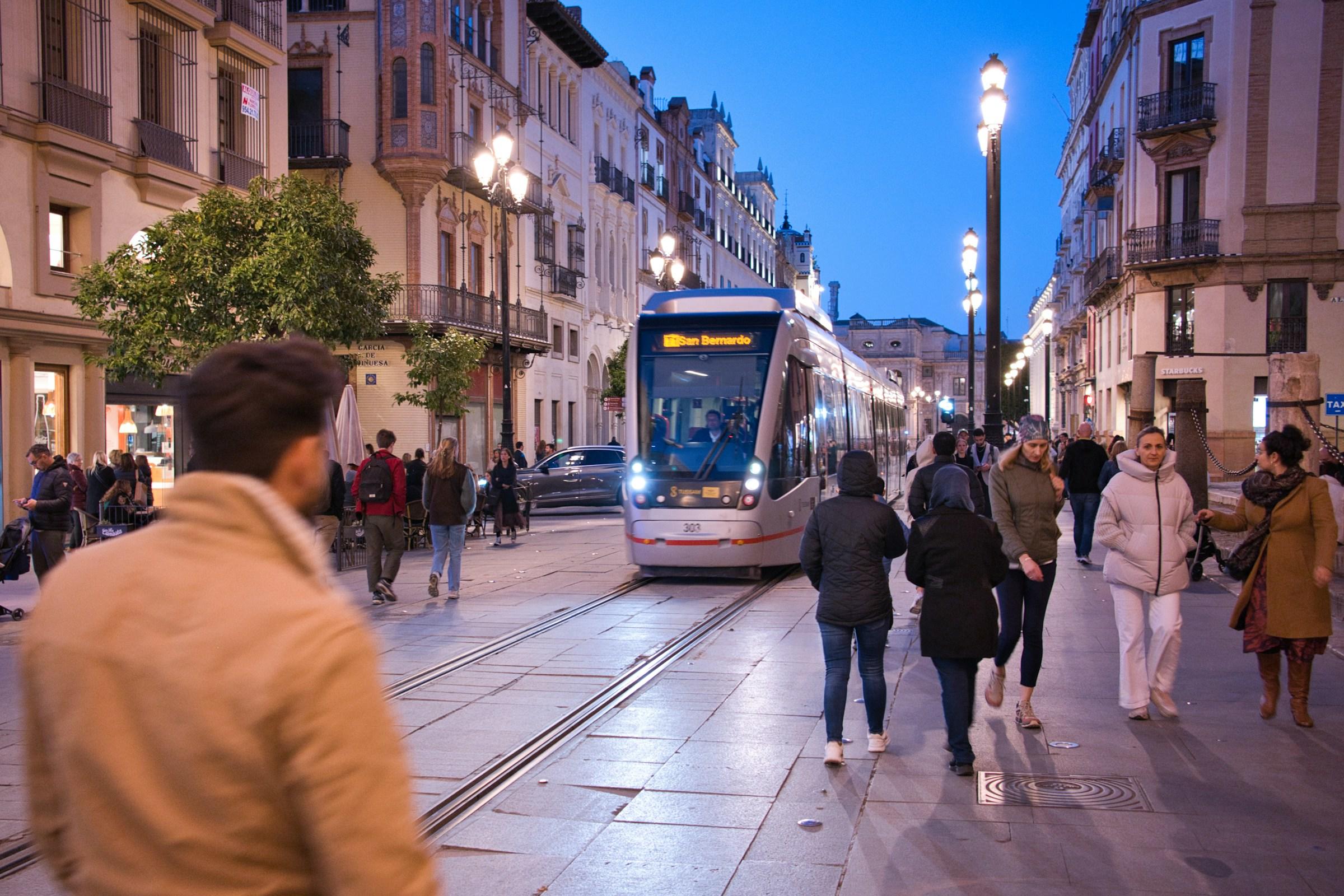 Tram in straat met mensen
