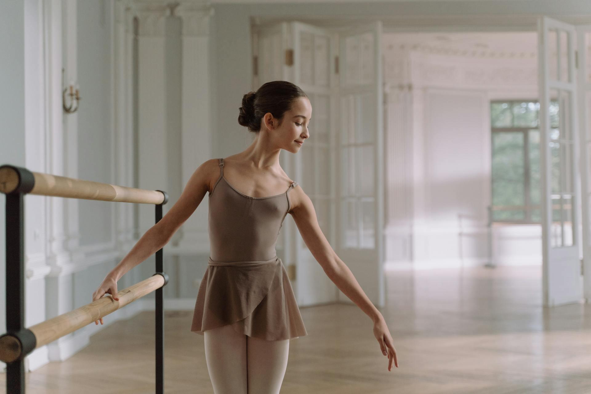 Persoon in balletkleding in elegante houding