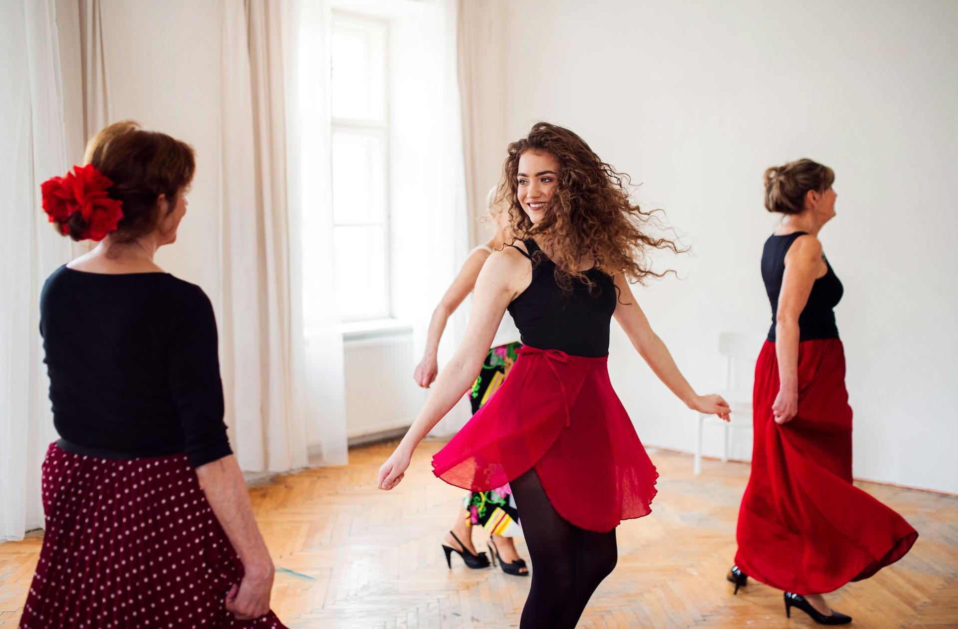 vrouwen dansen als oefening