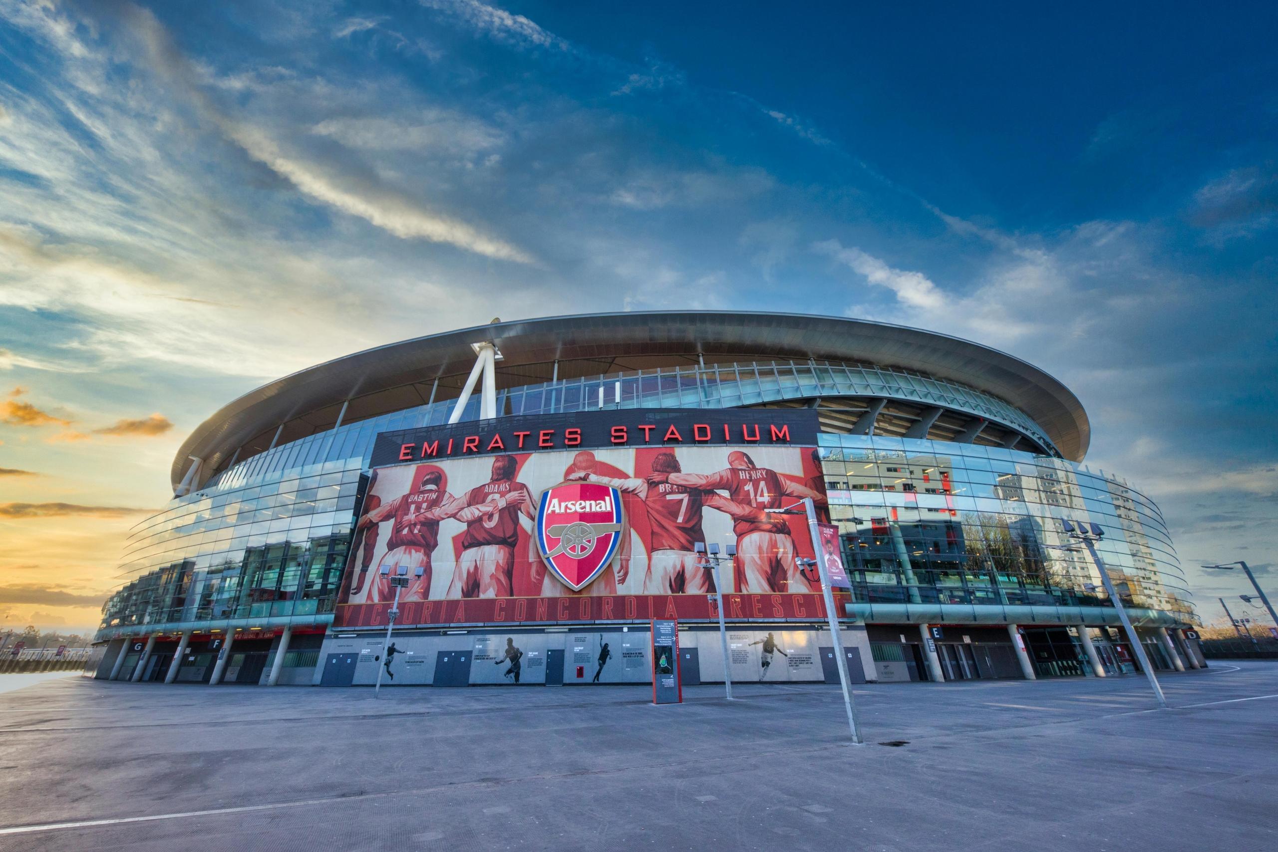 Het Emirates Stadium van Arsenal FC onder een blauwe lucht.