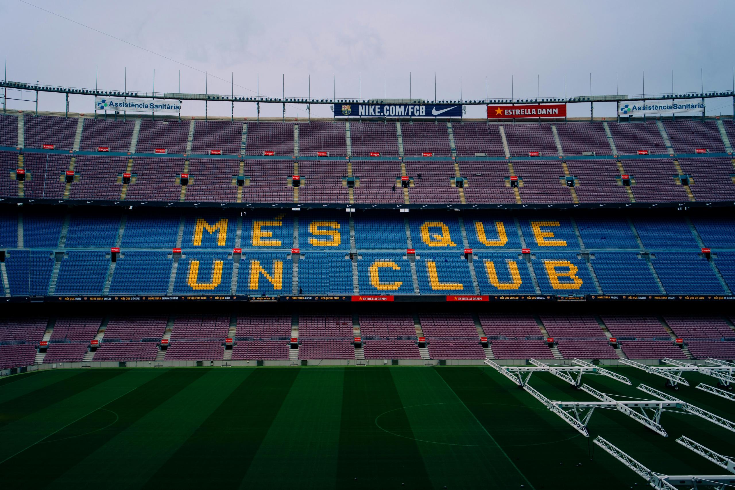 Het lege stadion Camp Nou met de tekst 