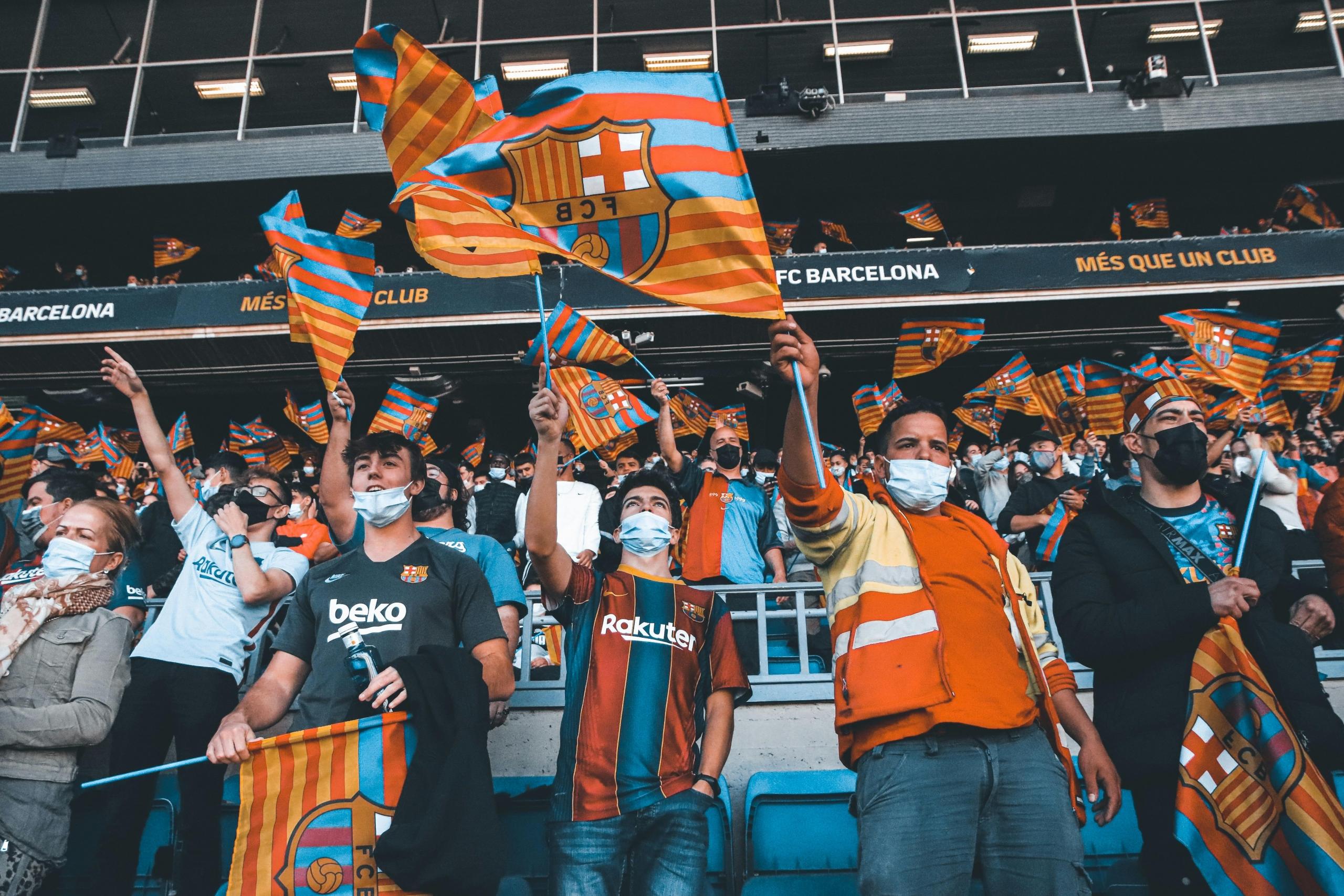 Barcelona fans zwaaien met vlaggen in het stadion.