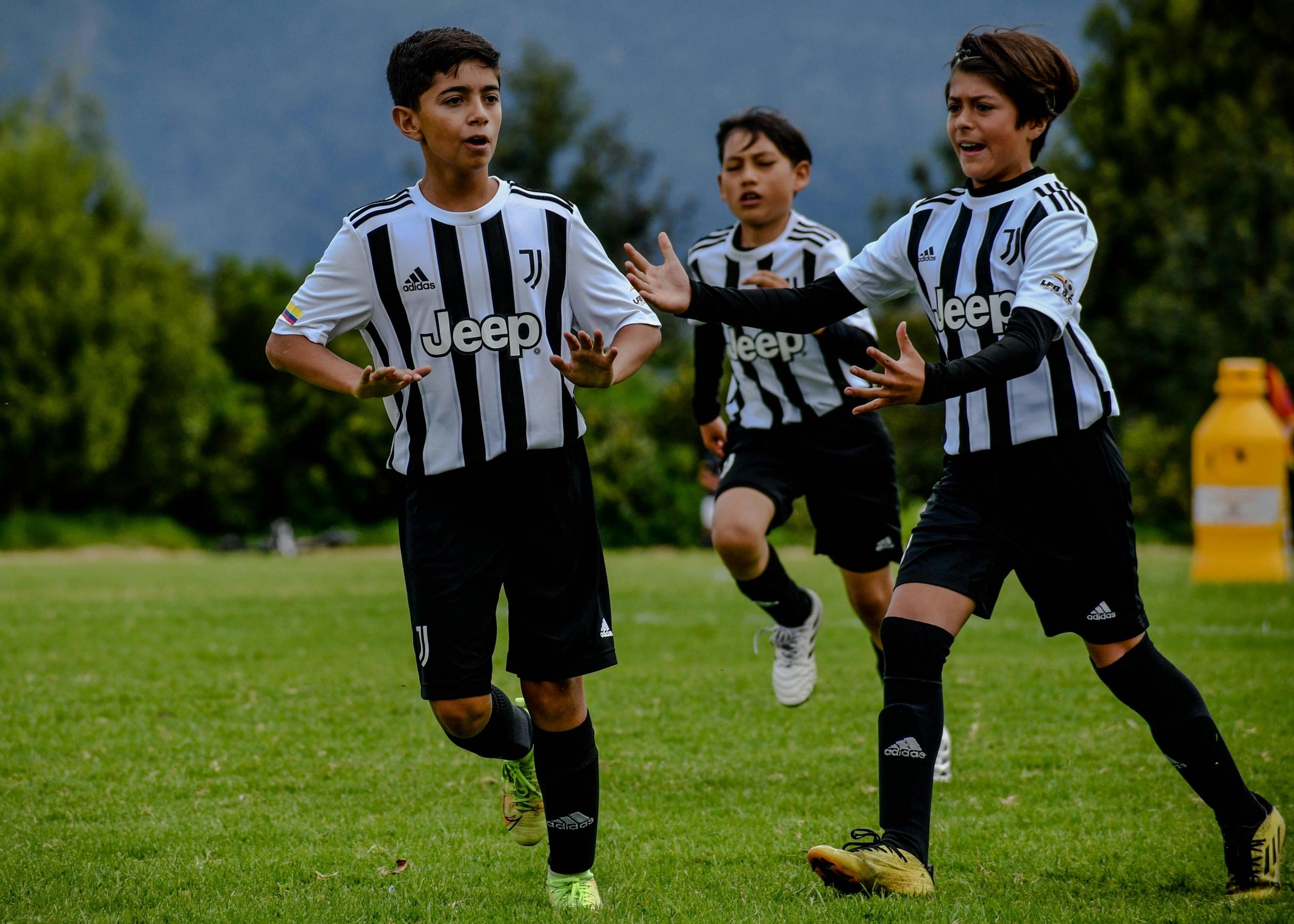 Jonge Juventus-spelers vieren een doelpunt.