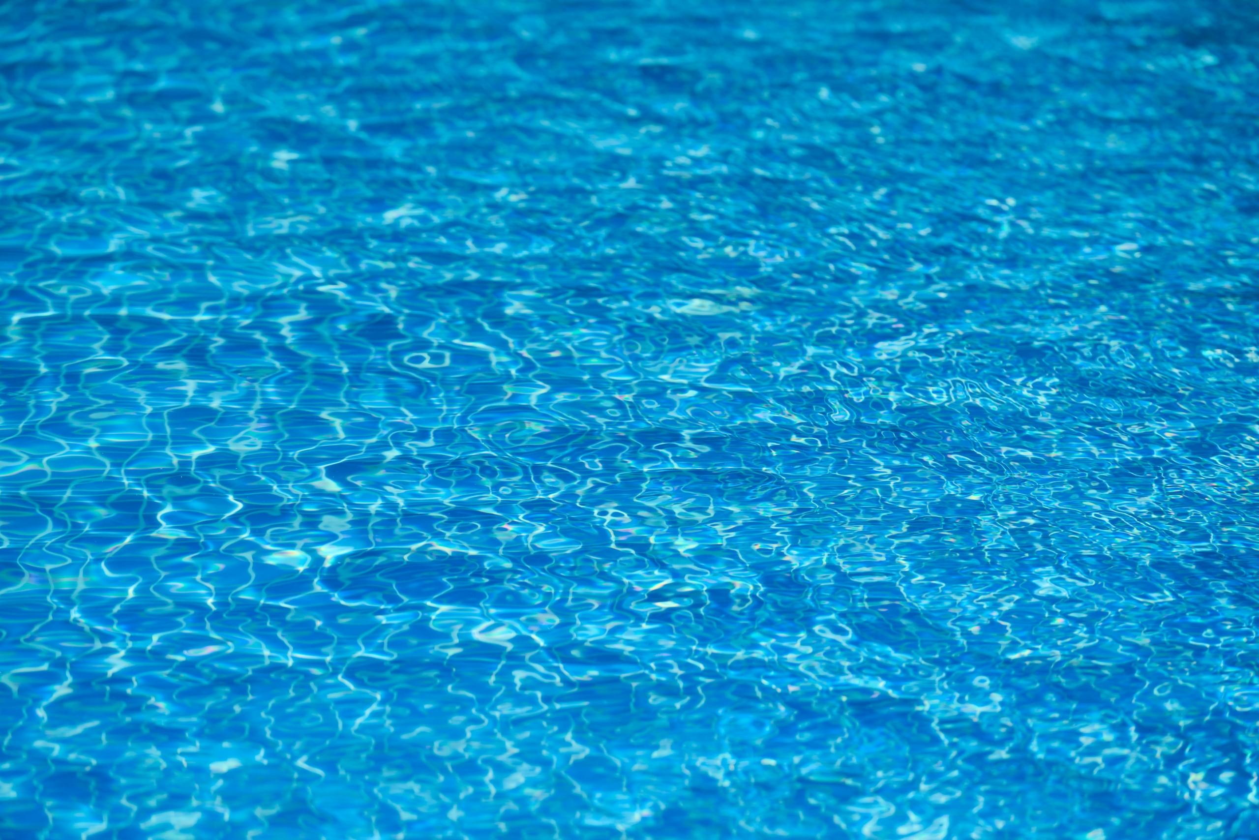 Blauw water in een zwembad.
