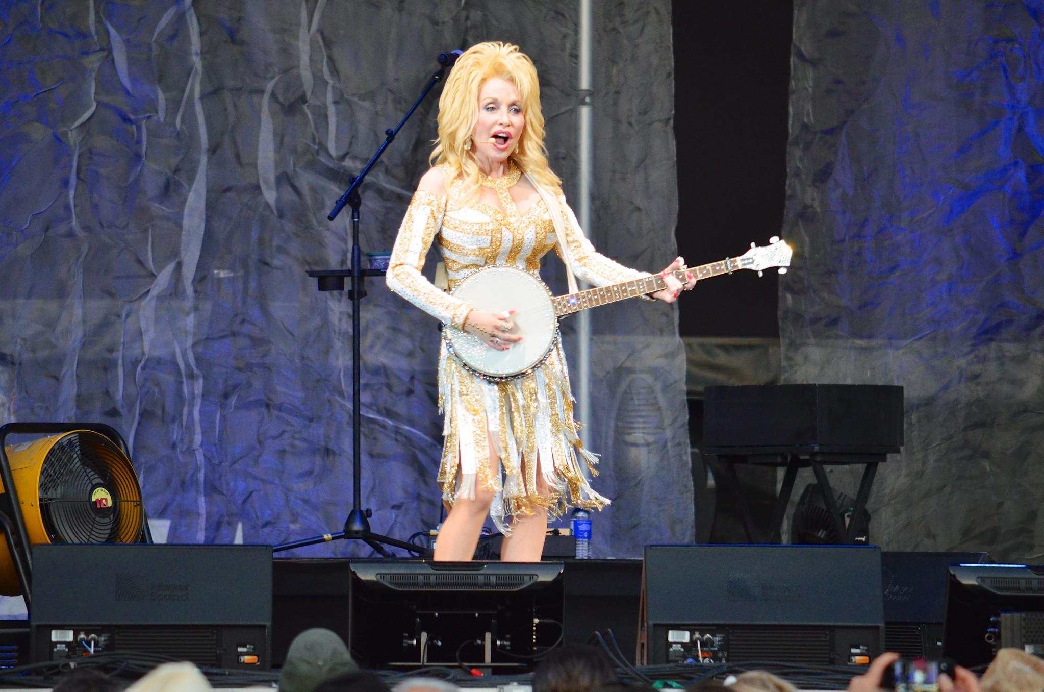 Dolly Parton speelt op de banjo tijdens optreden