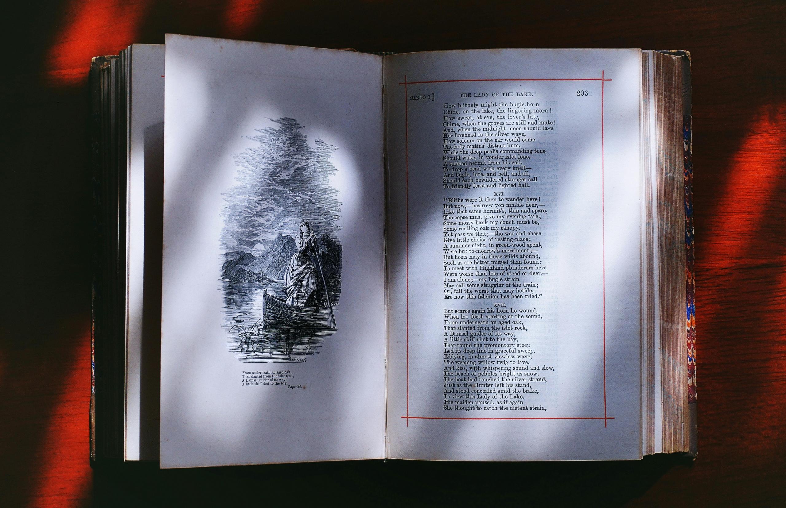 Een open boek met een gedicht en een illustratie in de schaduw van zacht licht.