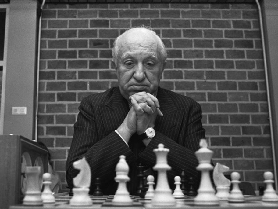 Miguel Najdorf achter schaakspel in 1973