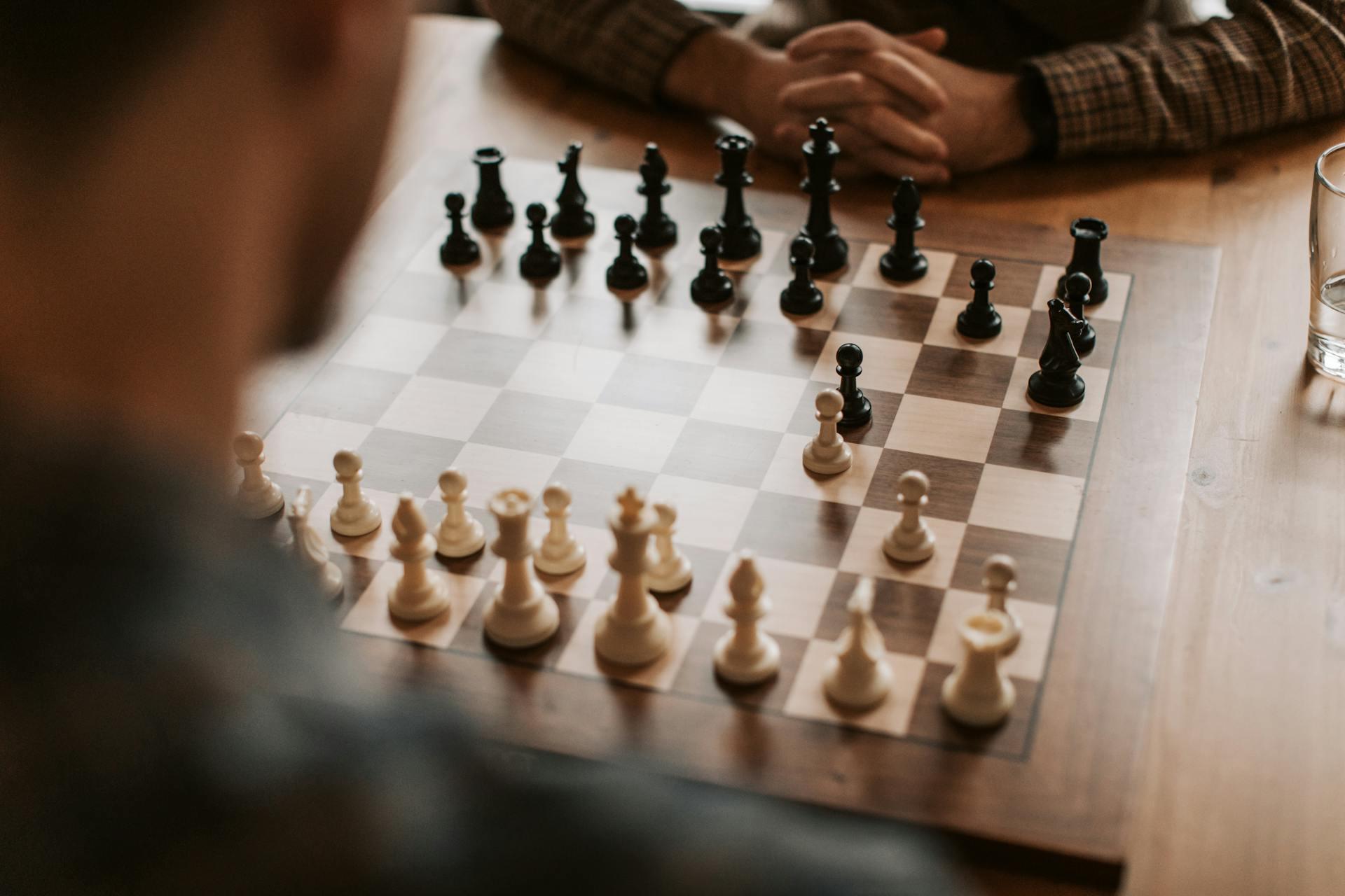 Twee personen spelen schaakspel