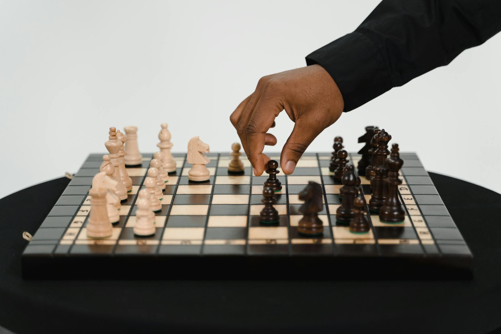 Hand pakt een pion van het schaakbord
