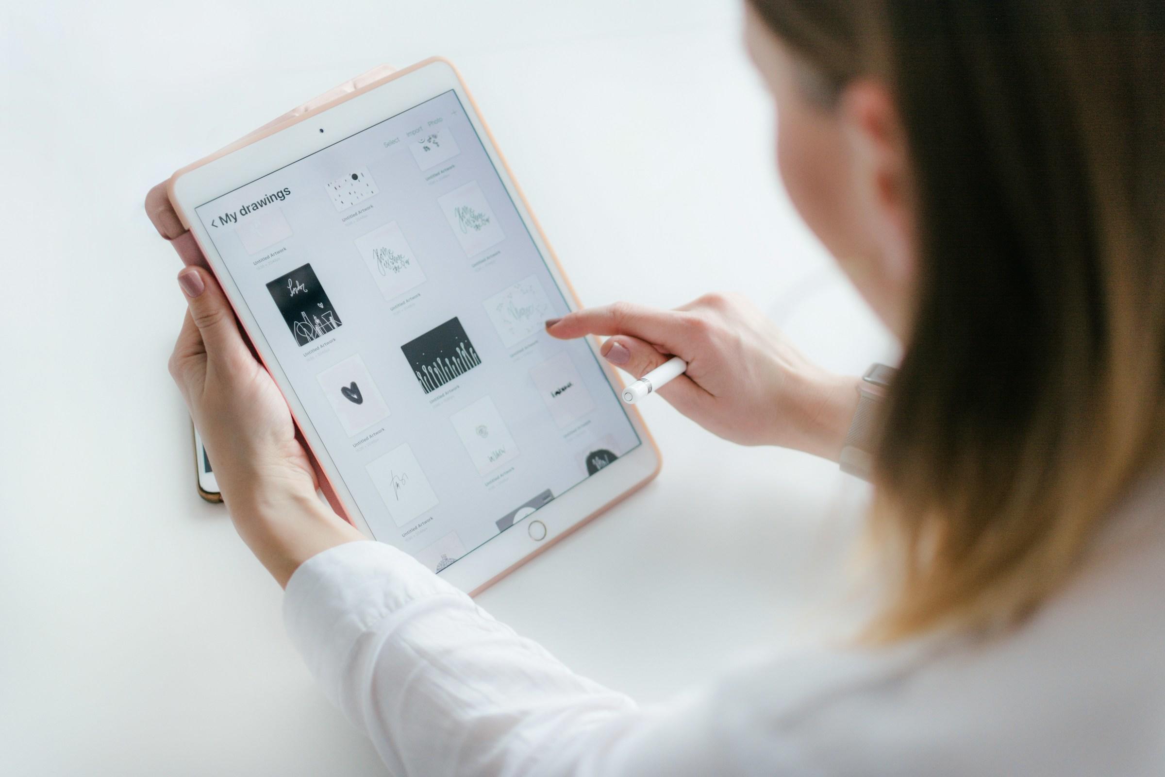 Persoon met iPad in hand