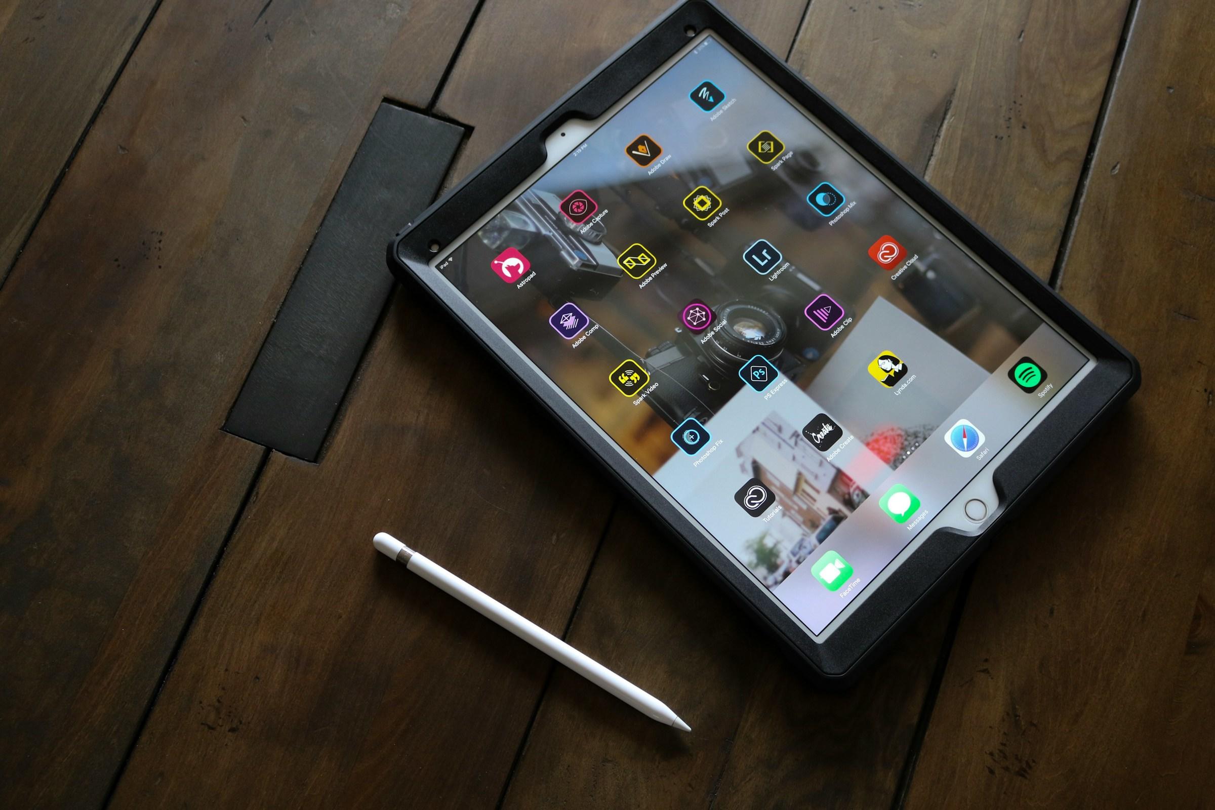 Iphone met logo's van verschillende ontwerpprogramma's