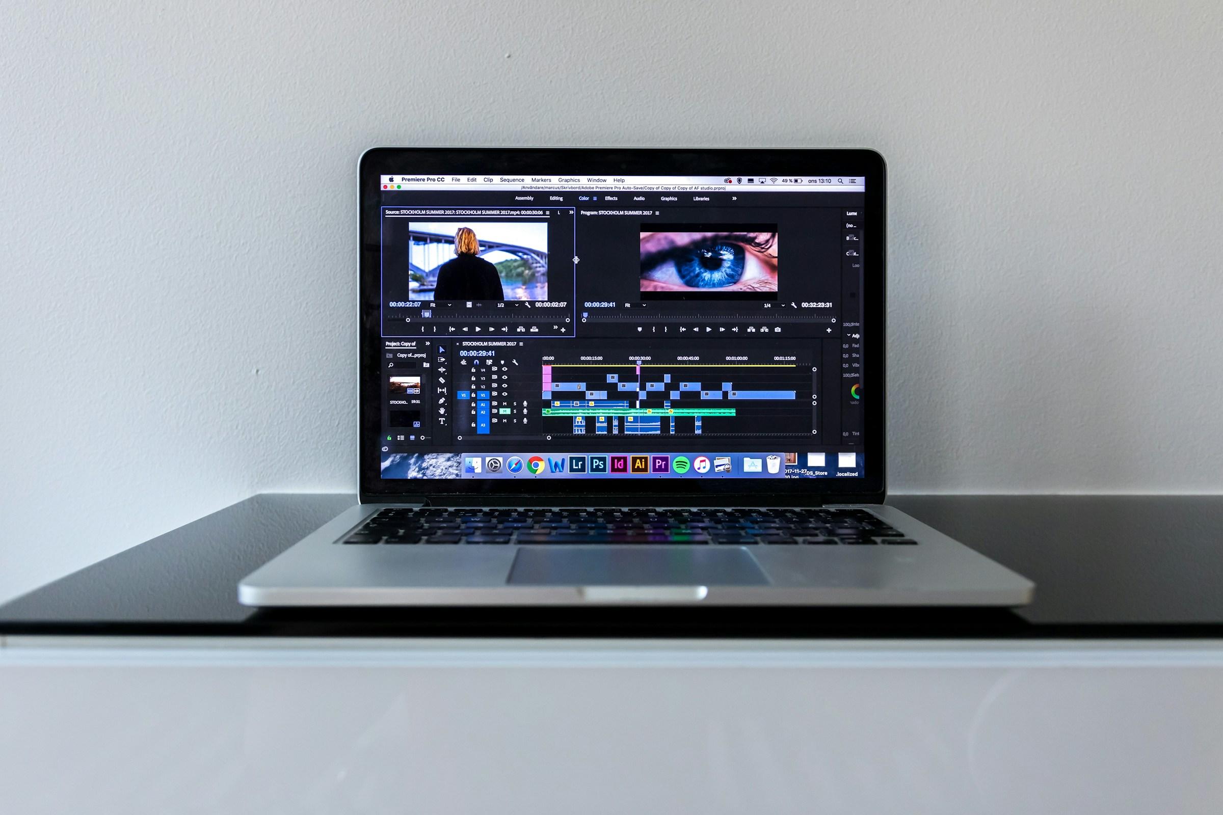 Geopende laptop met ontwerp programma