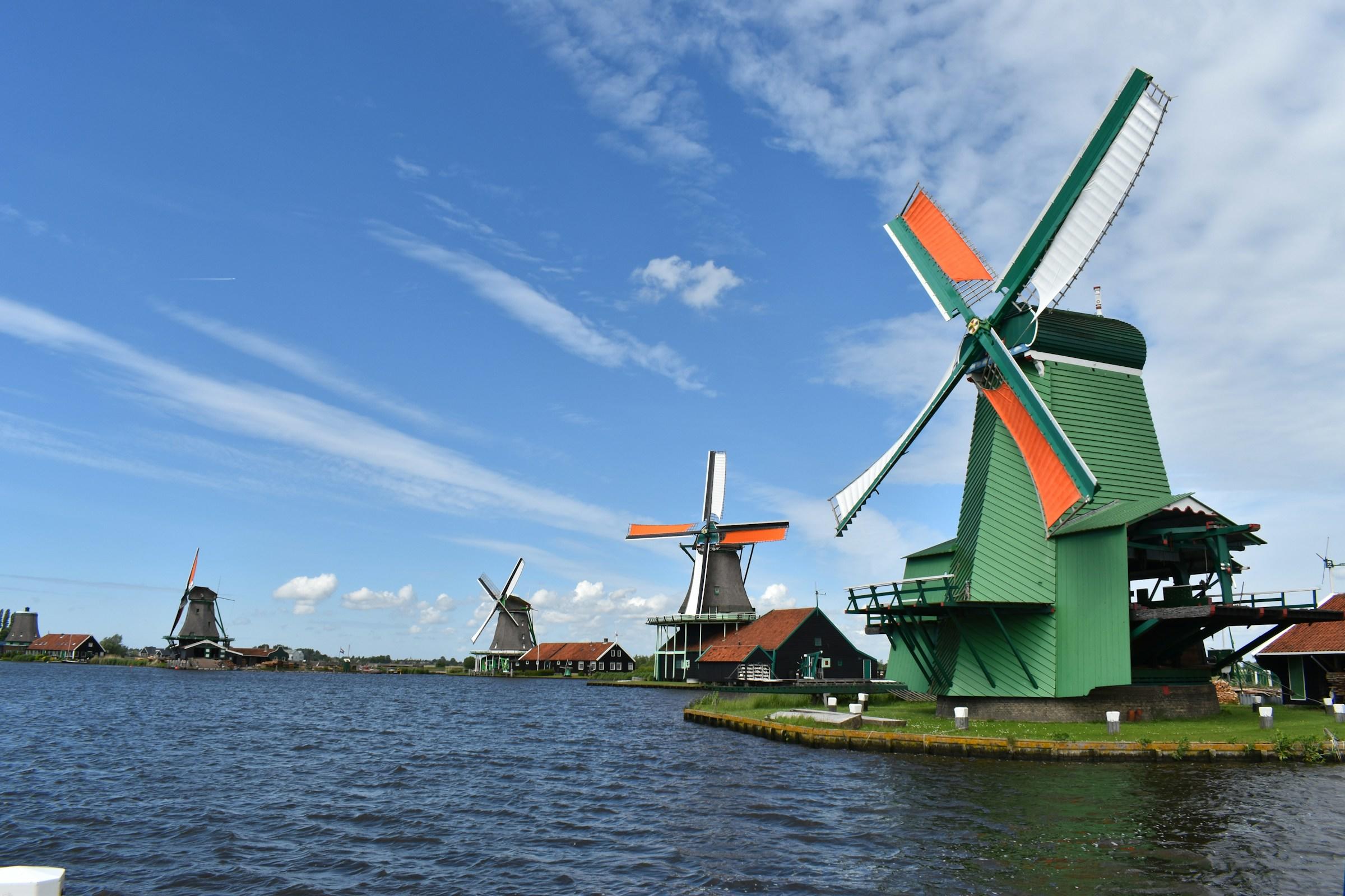 Fel gekleurde molens aan water
