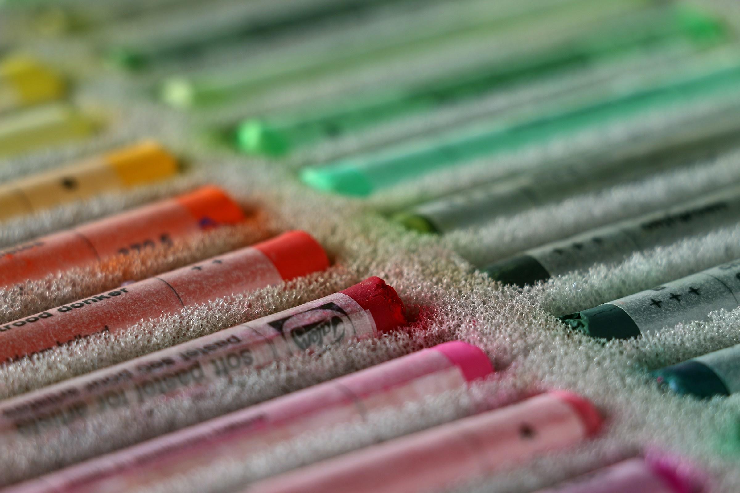 Doos met verschillende kleuren pastelkrijt