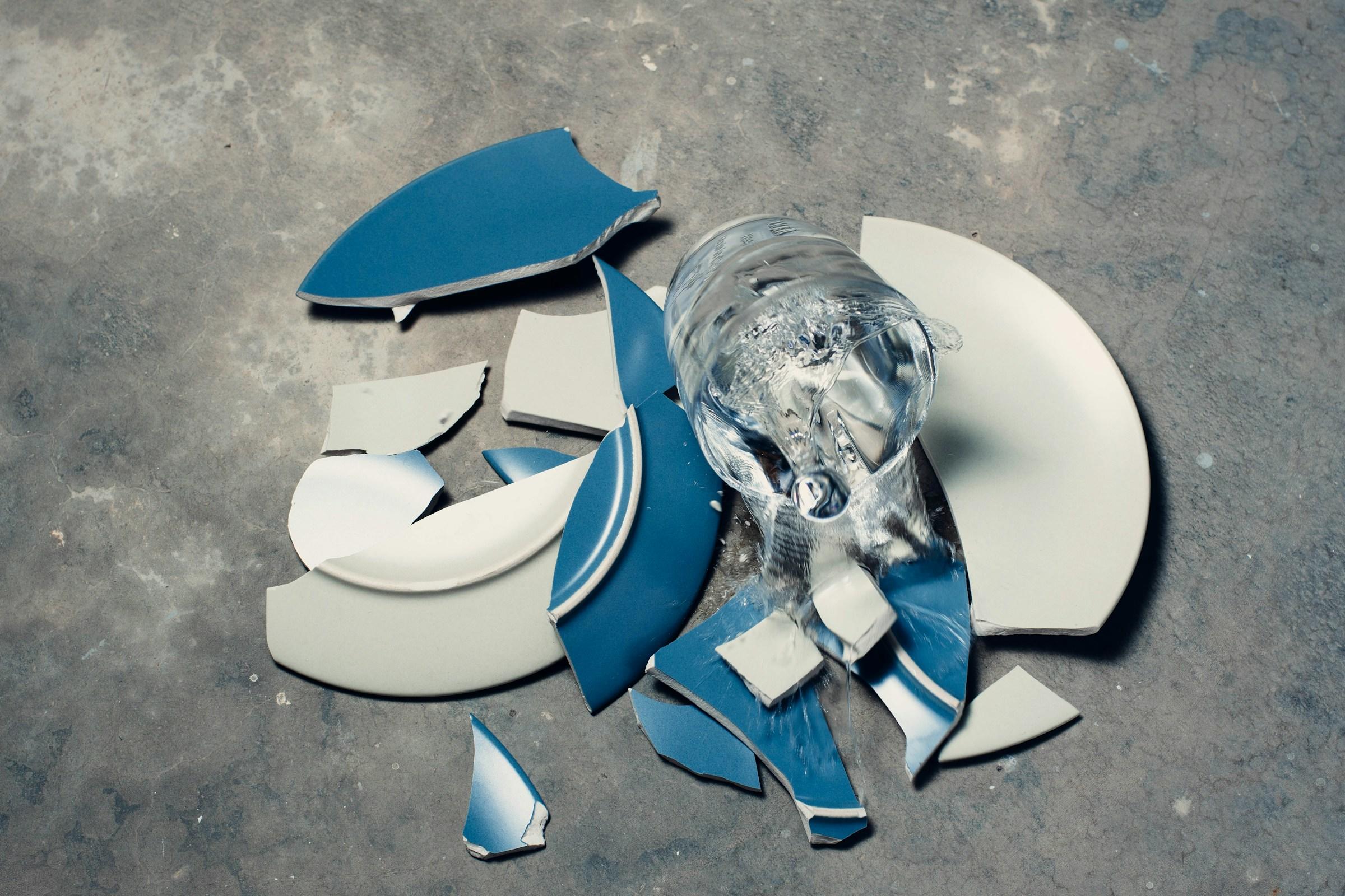 Gebroken bord en glas