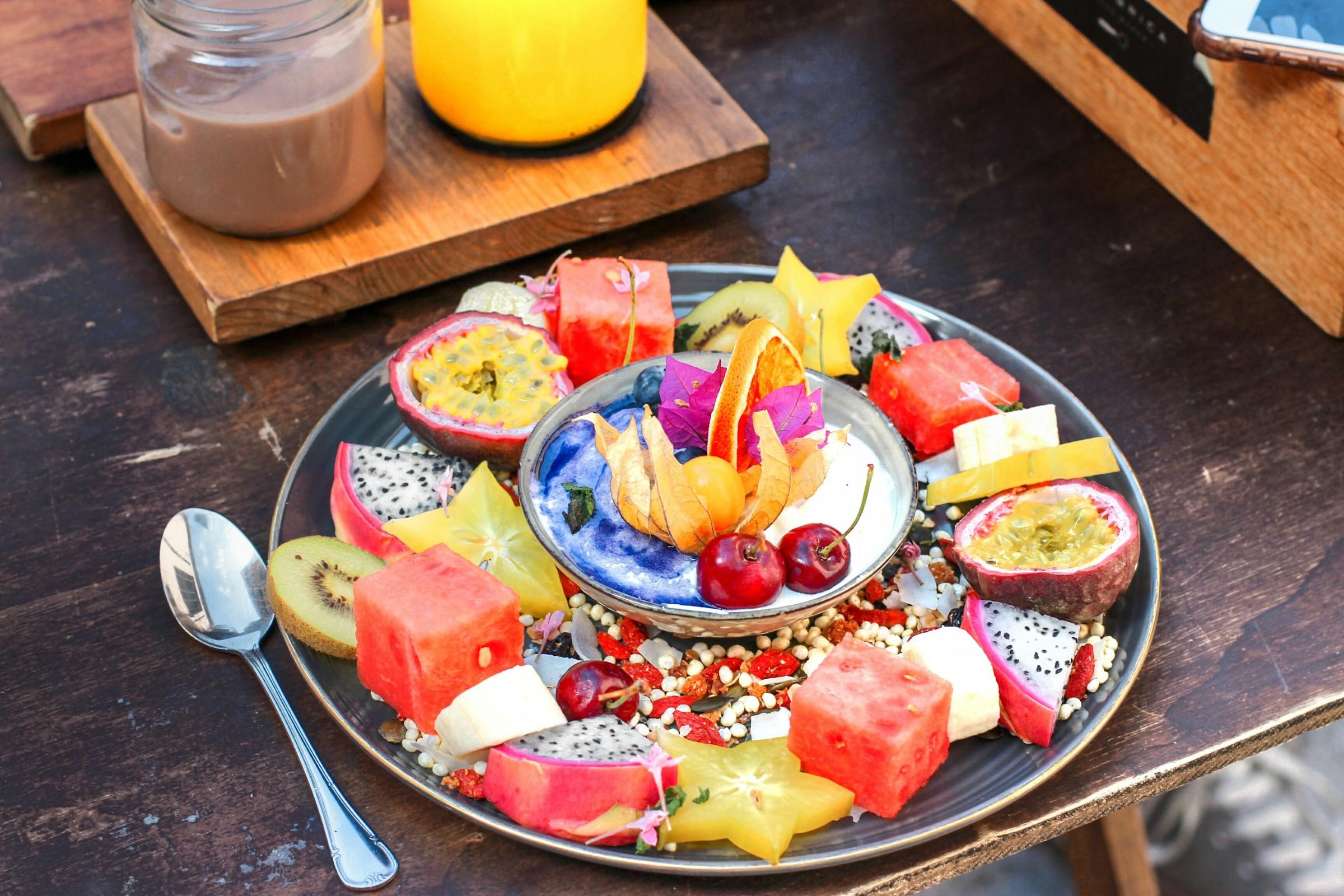 Bord met verschillende kleuren fruit