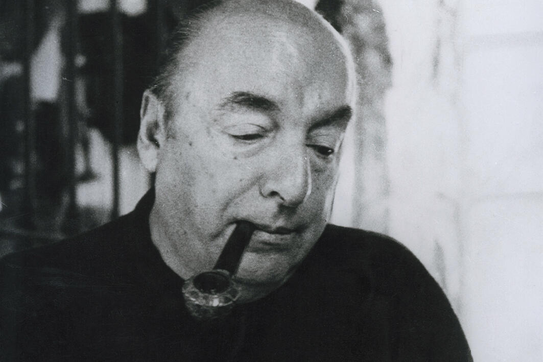 Een man op een zwart-wit foto. De man draagt een pak met een stropdas en heeft een kalend hoofd.