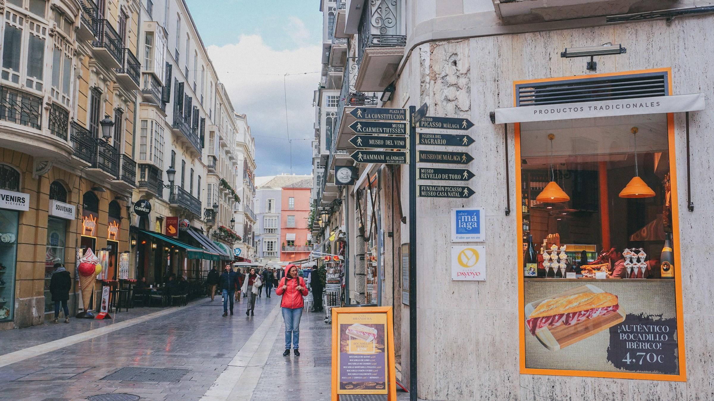 Straat met mensen in Spanje