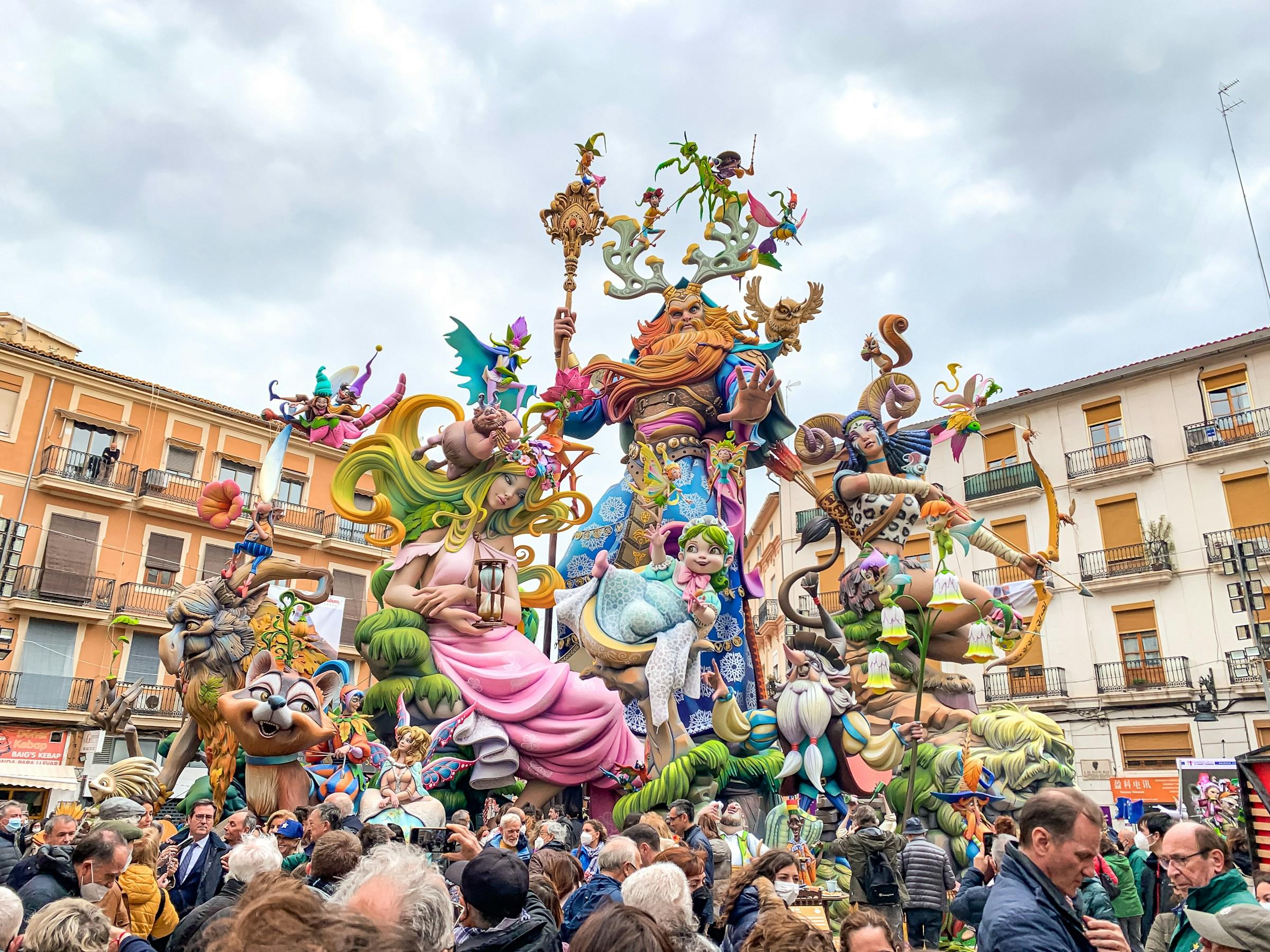 Straatfeest met beelden in Valencia
