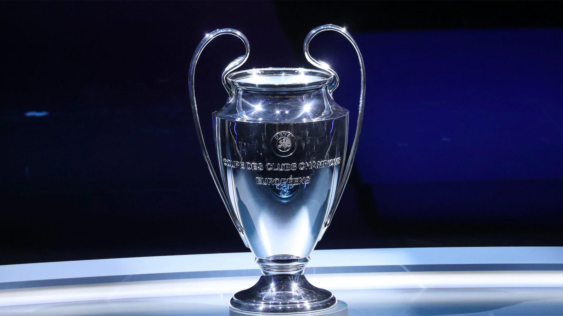 Een glimmende beker, gerelateerd aan de Champions League.