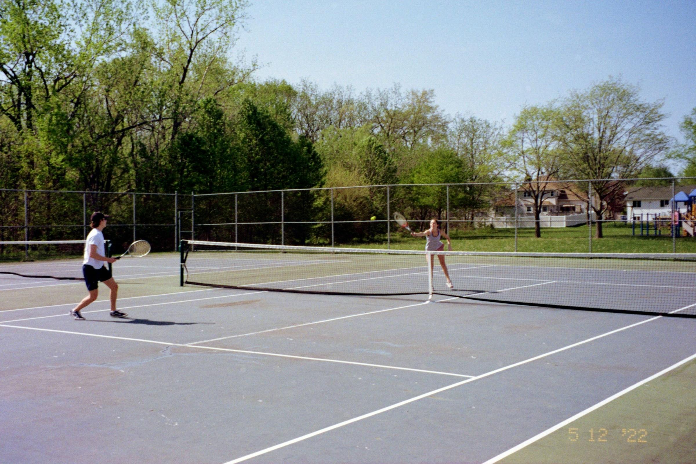Twee mensen spelen een potje tennis