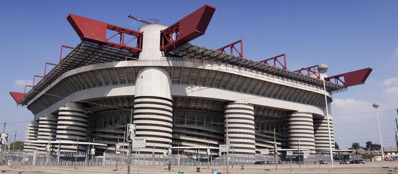 Het indrukwekkende San Siro stadion met zijn unieke architectuur en iconische rode dakconstructie.