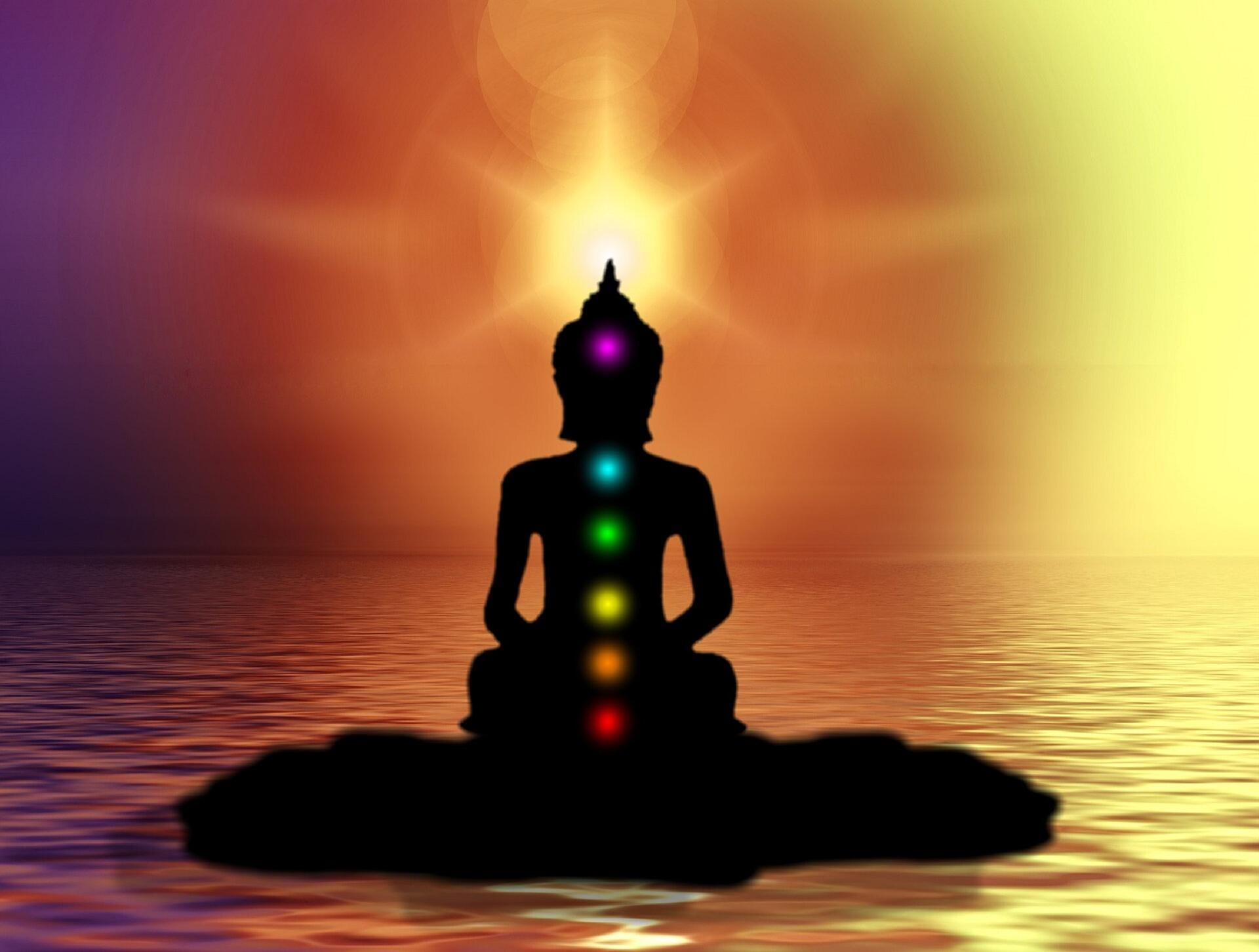 Buddha met de kleuren van de zeven chakra's