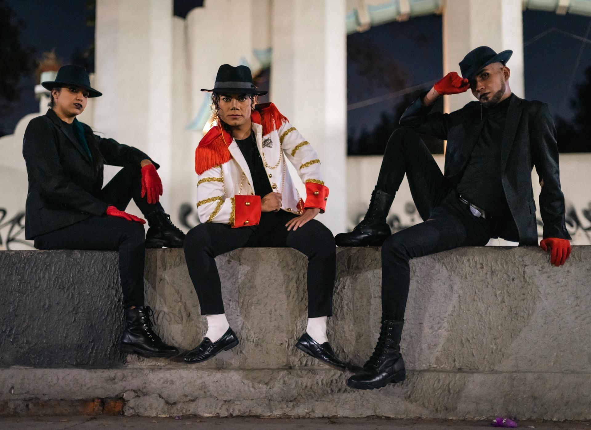 Drie zittende personen in speciale outfit