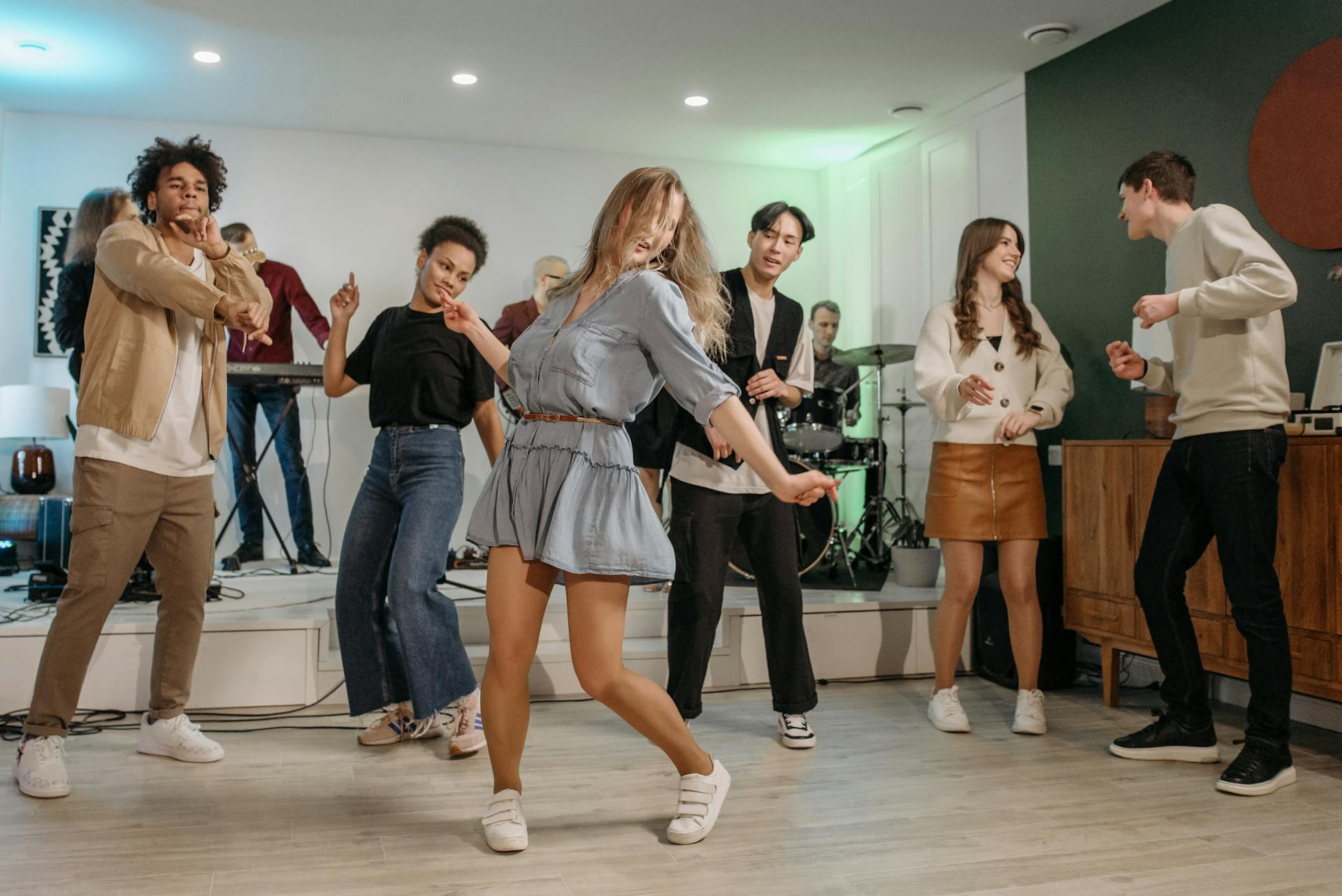 Mensen dansen op muziek van een bandje