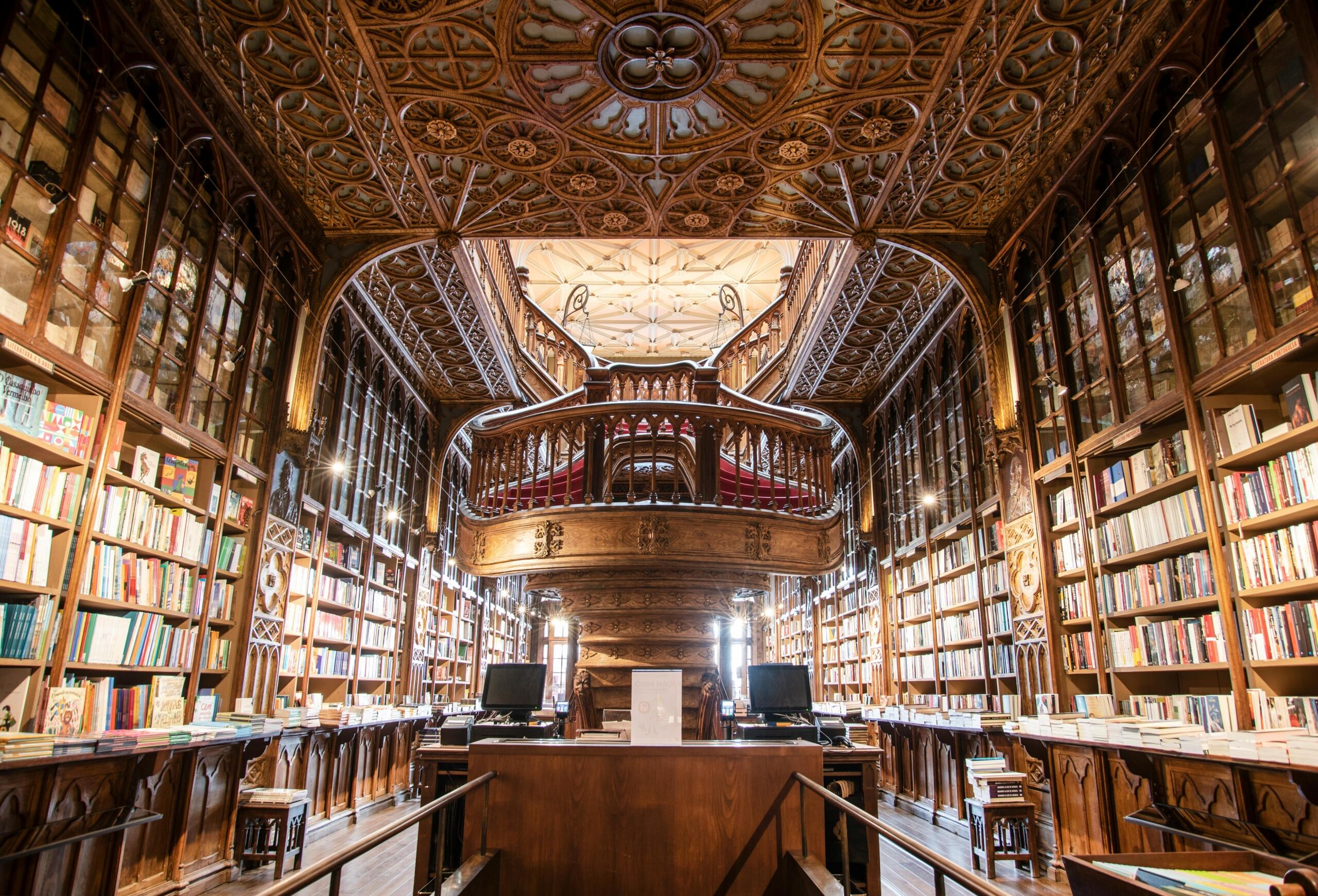 en historische bibliotheek met houten architectuur en een indrukwekkend plafond, gevuld met boeken.