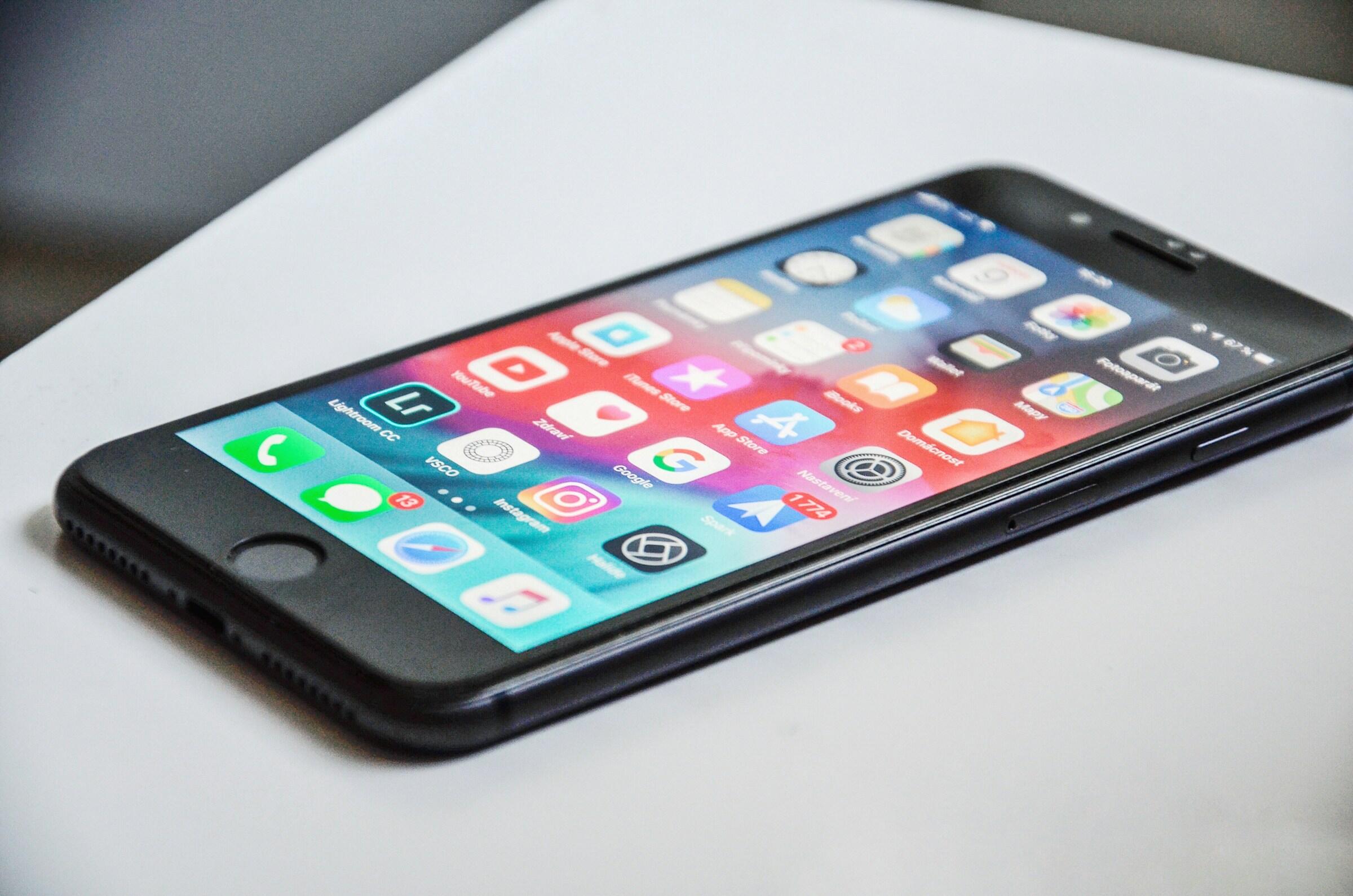 Zwarte smartphone op witte ondergrond