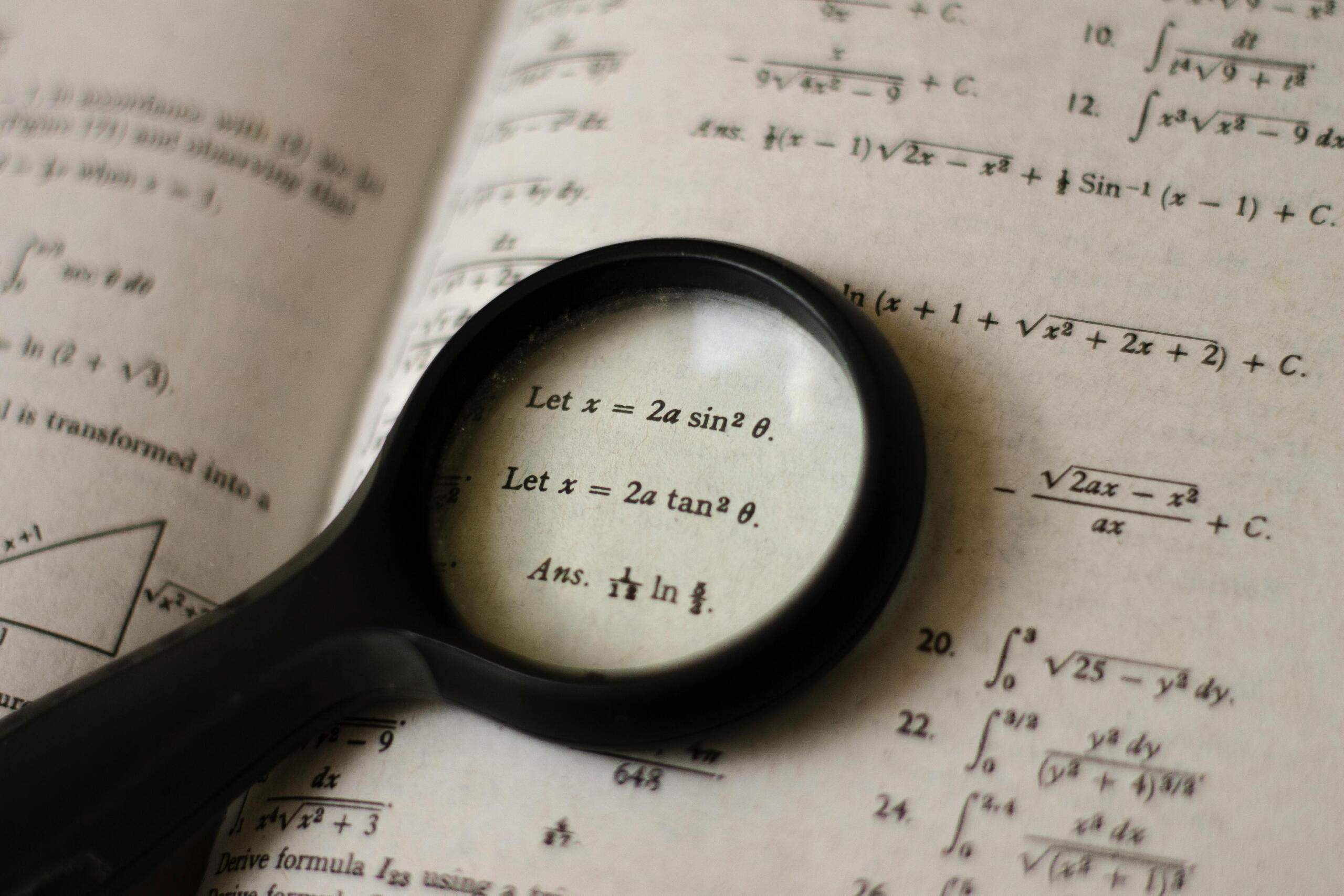 Een open wiskundeboek vol formules en vergelijkingen, met een vergrootglas dat een specifieke vergelijking uitvergroot.