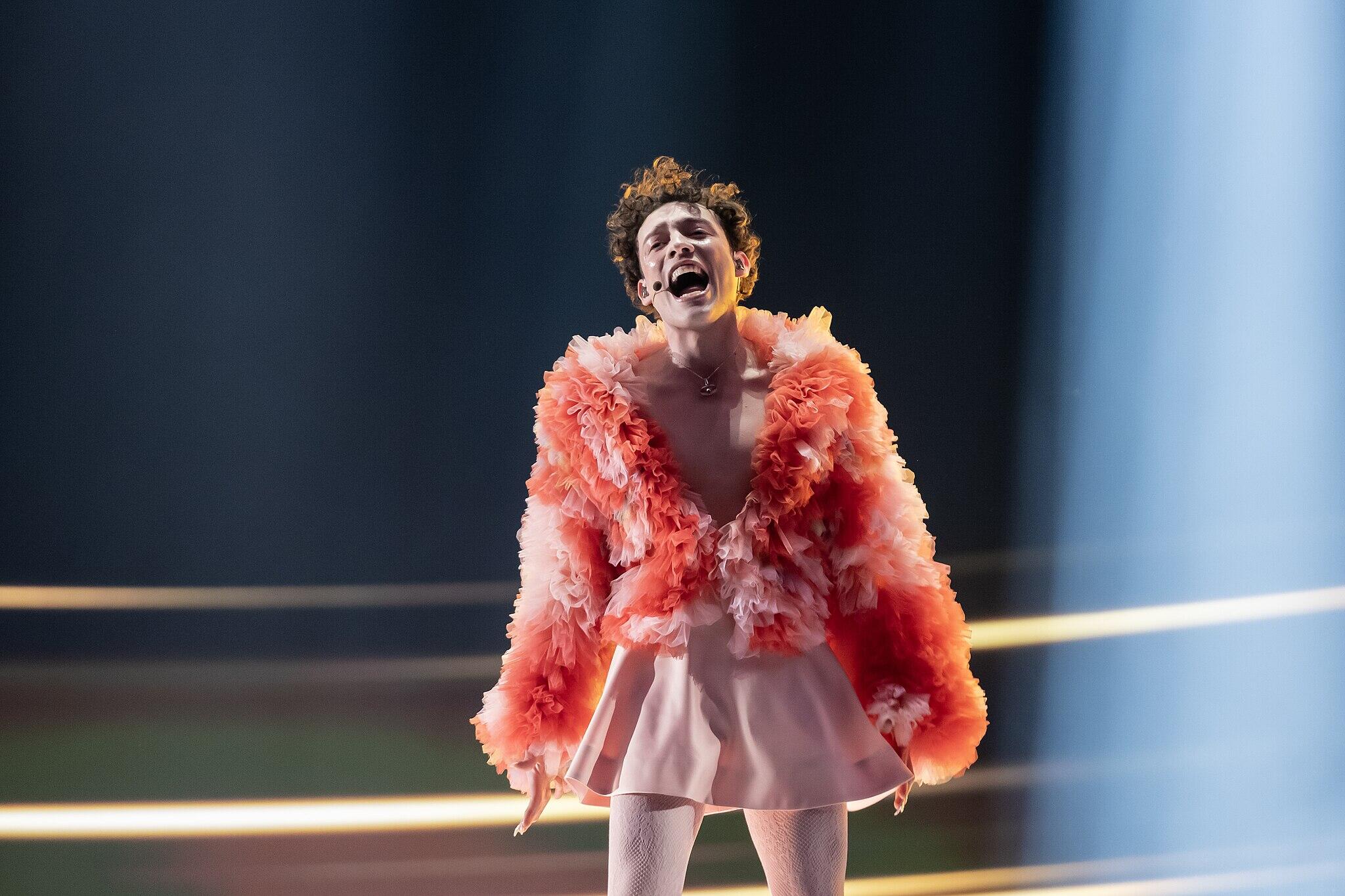 Zingende persoon in feestelijke outfit