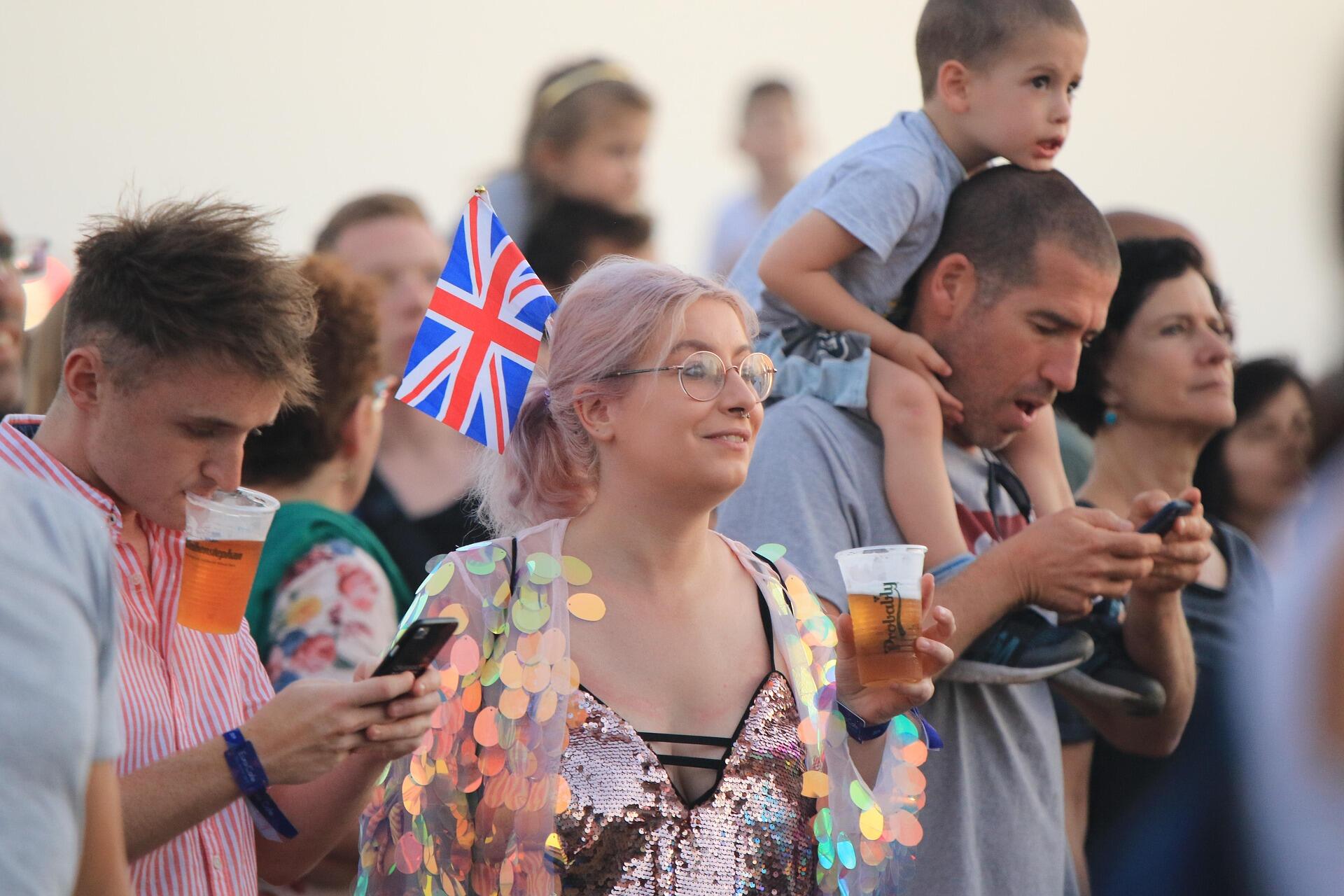 Groep mensen met bier en smartphone