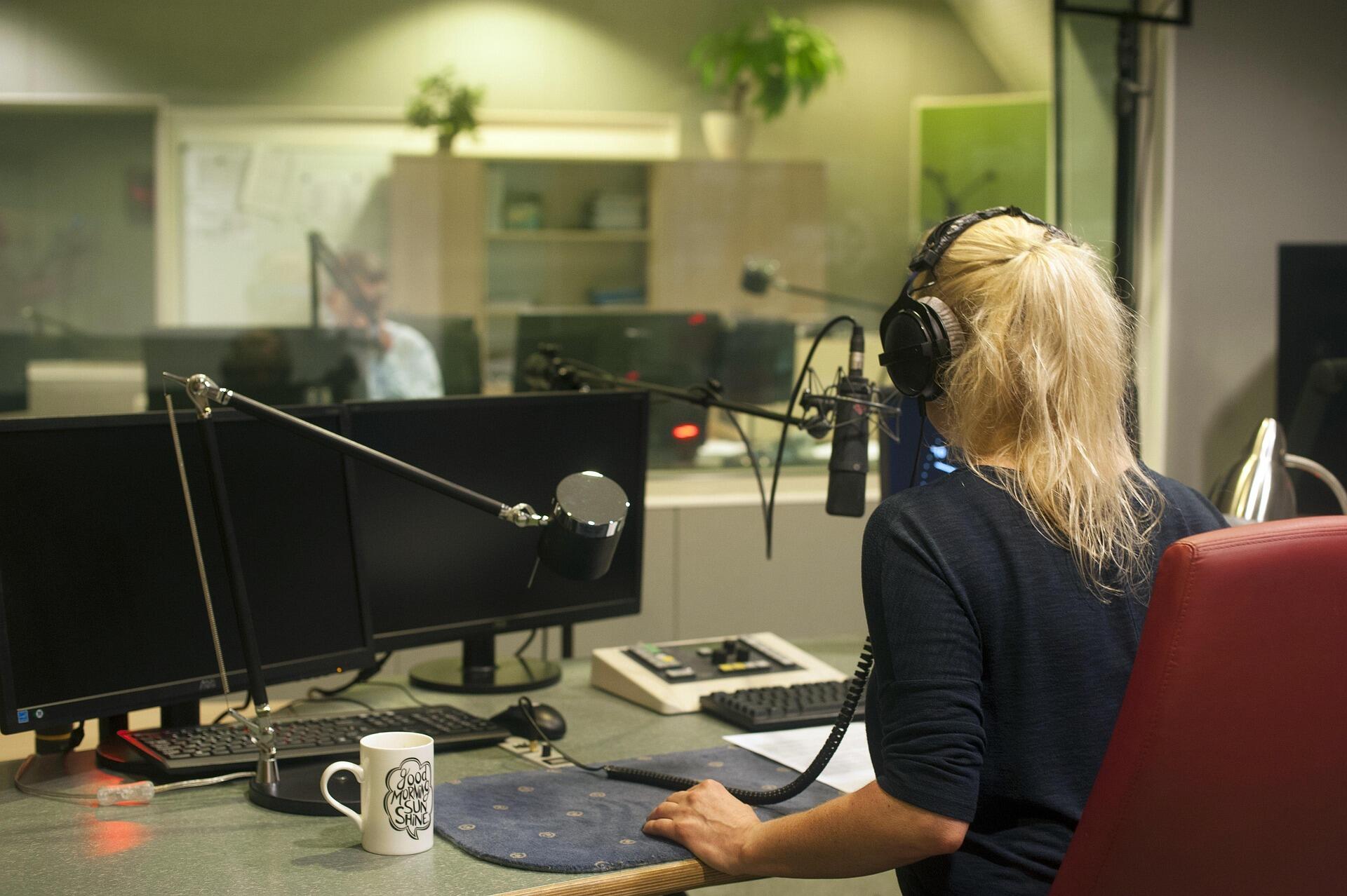 Persoon in studio met microfoon op
