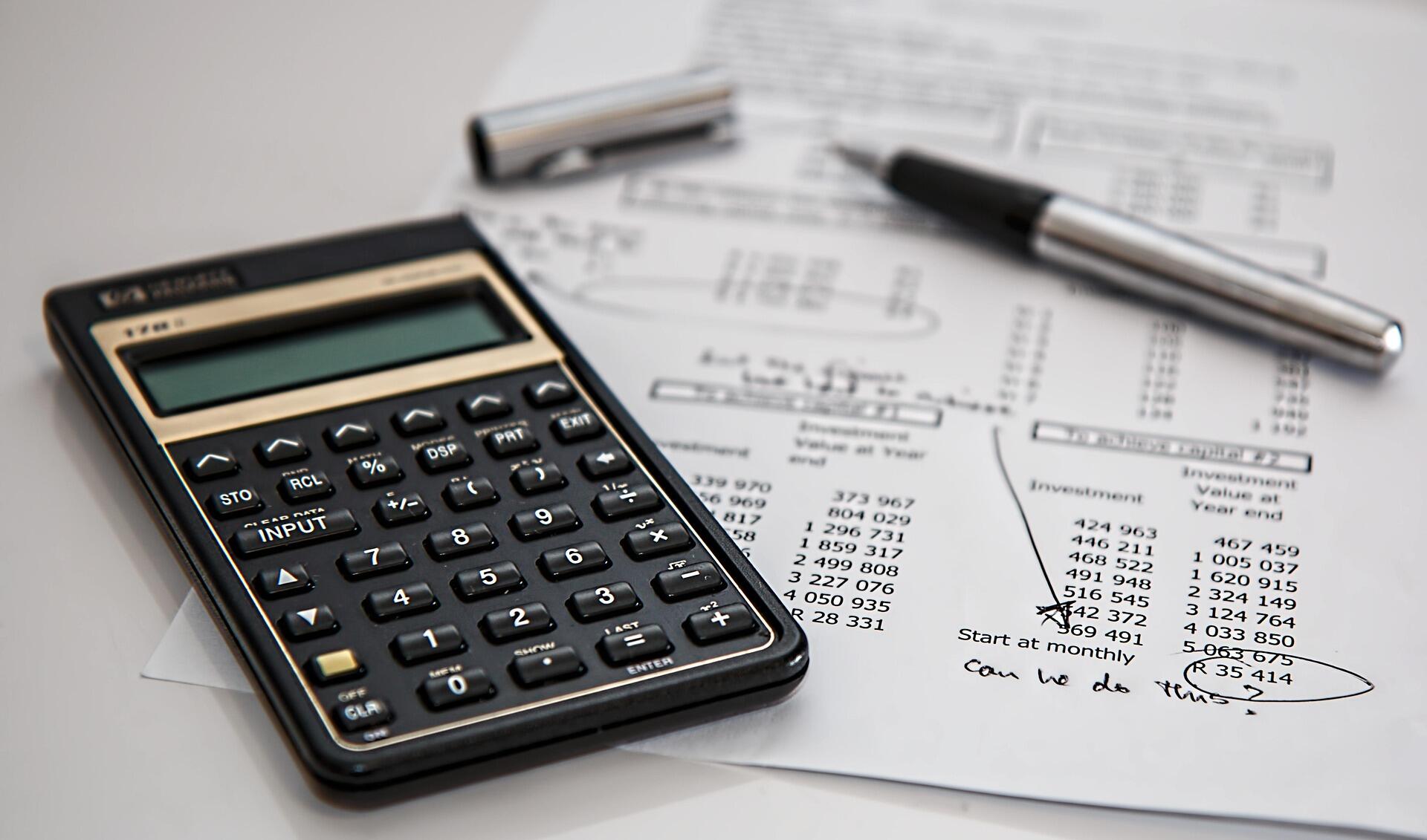 Calculator, papier en vulpen