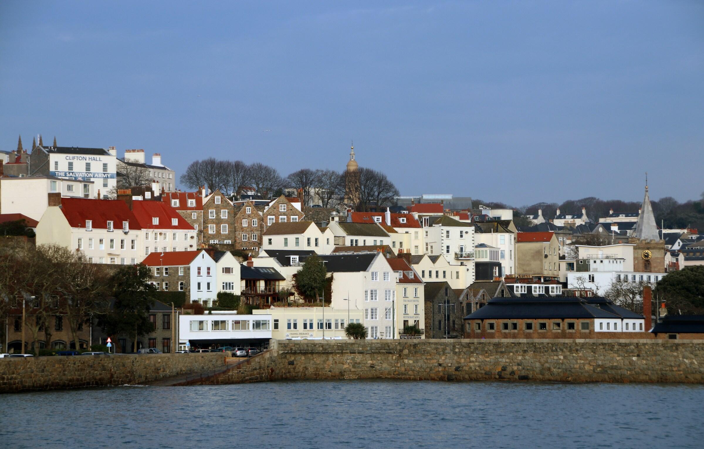 Stadje met witte huizen aan water