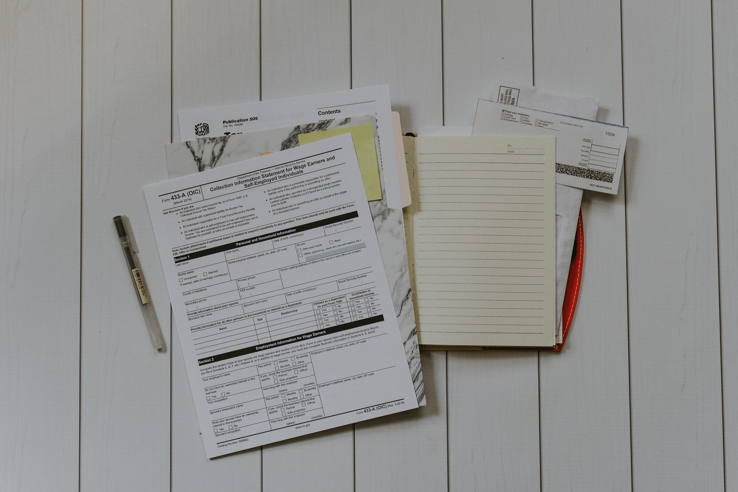 Papieren en pen op houten ondergrond