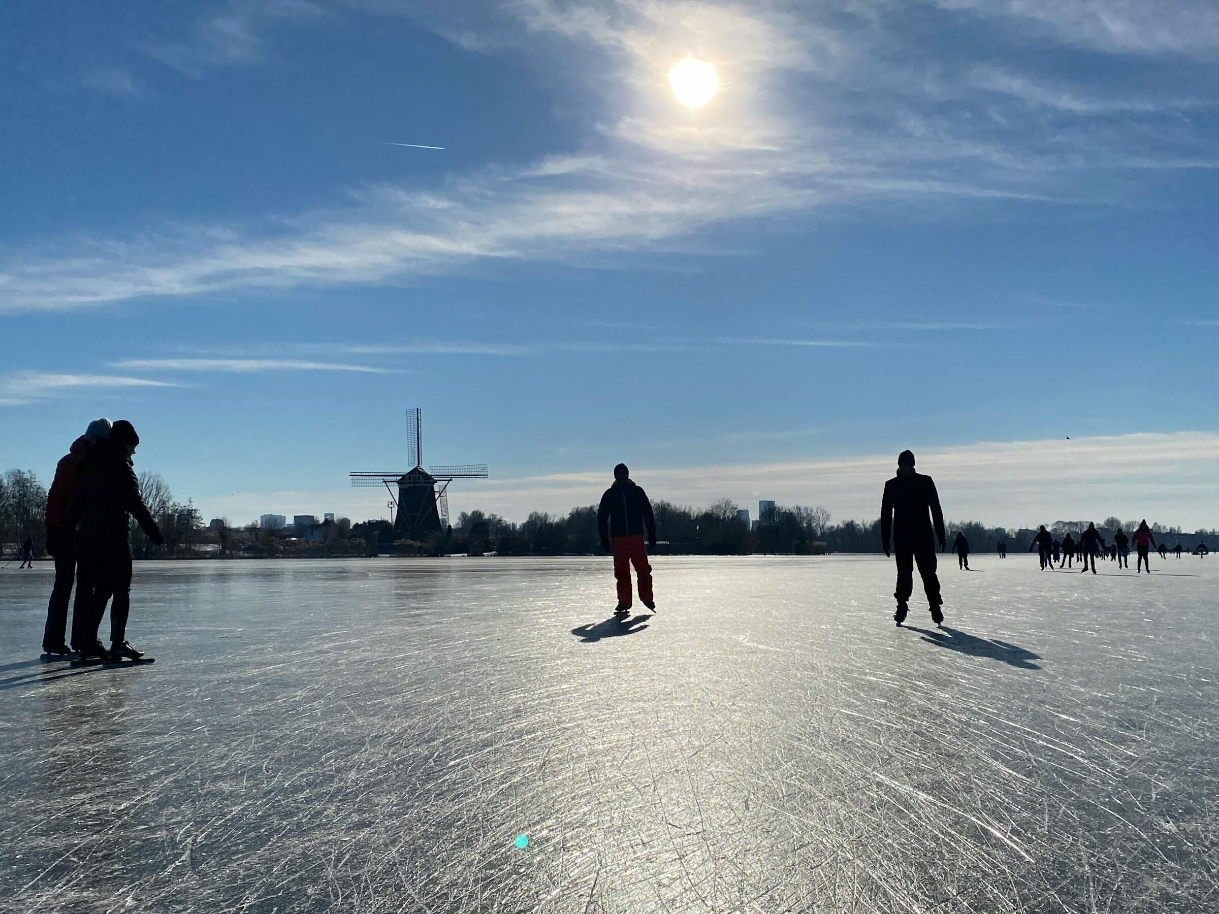 Schaatsers op natuurijs