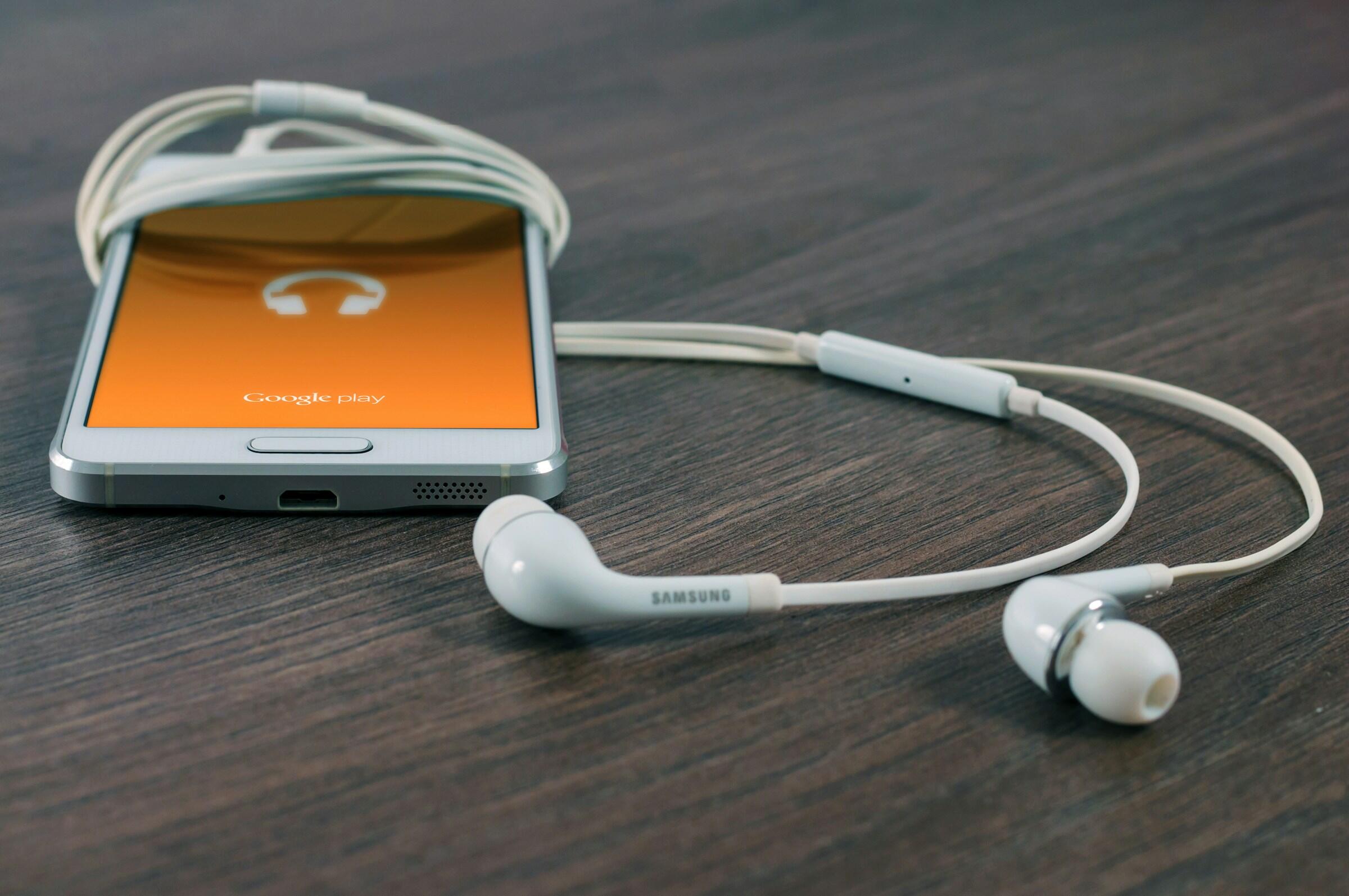 Smartphone met oordopjes