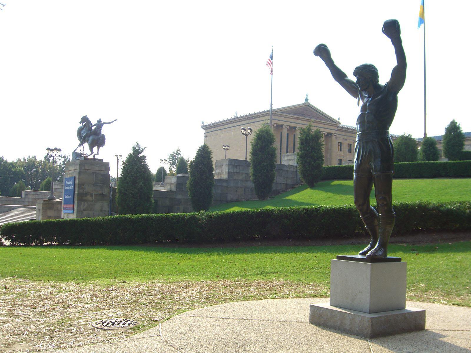 Standbeeld van Rocky Balboa met opgeheven armen voor het Philadelphia Museum of Art.