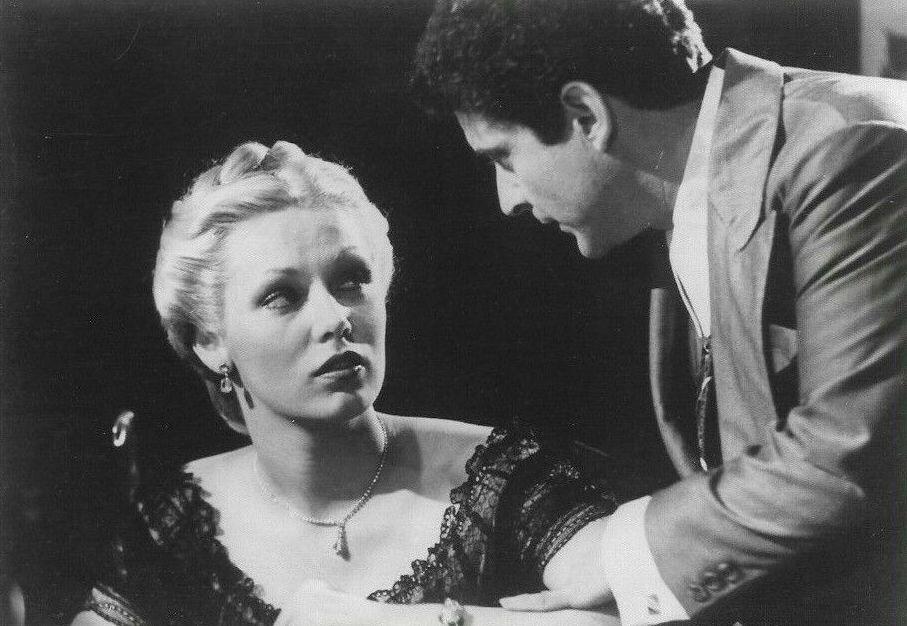 Cathy Moriarty en Joe Pesci zitten samen in een scène uit de film Raging Bull.