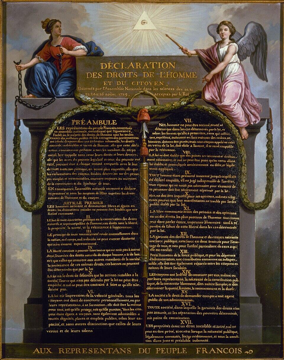 Een decoratieve weergave van de verklaring met tekst op een tablet, omgeven door symbolische figuren en een oog in een driehoek bovenaan.