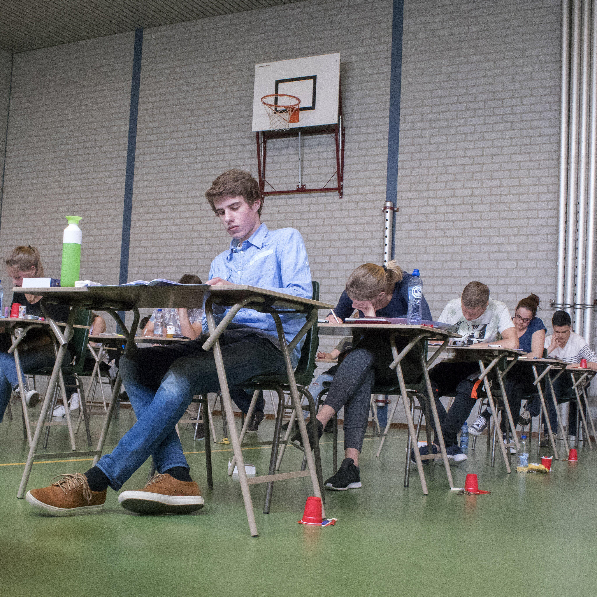 Aantal personen aan tafeltjes in zaal