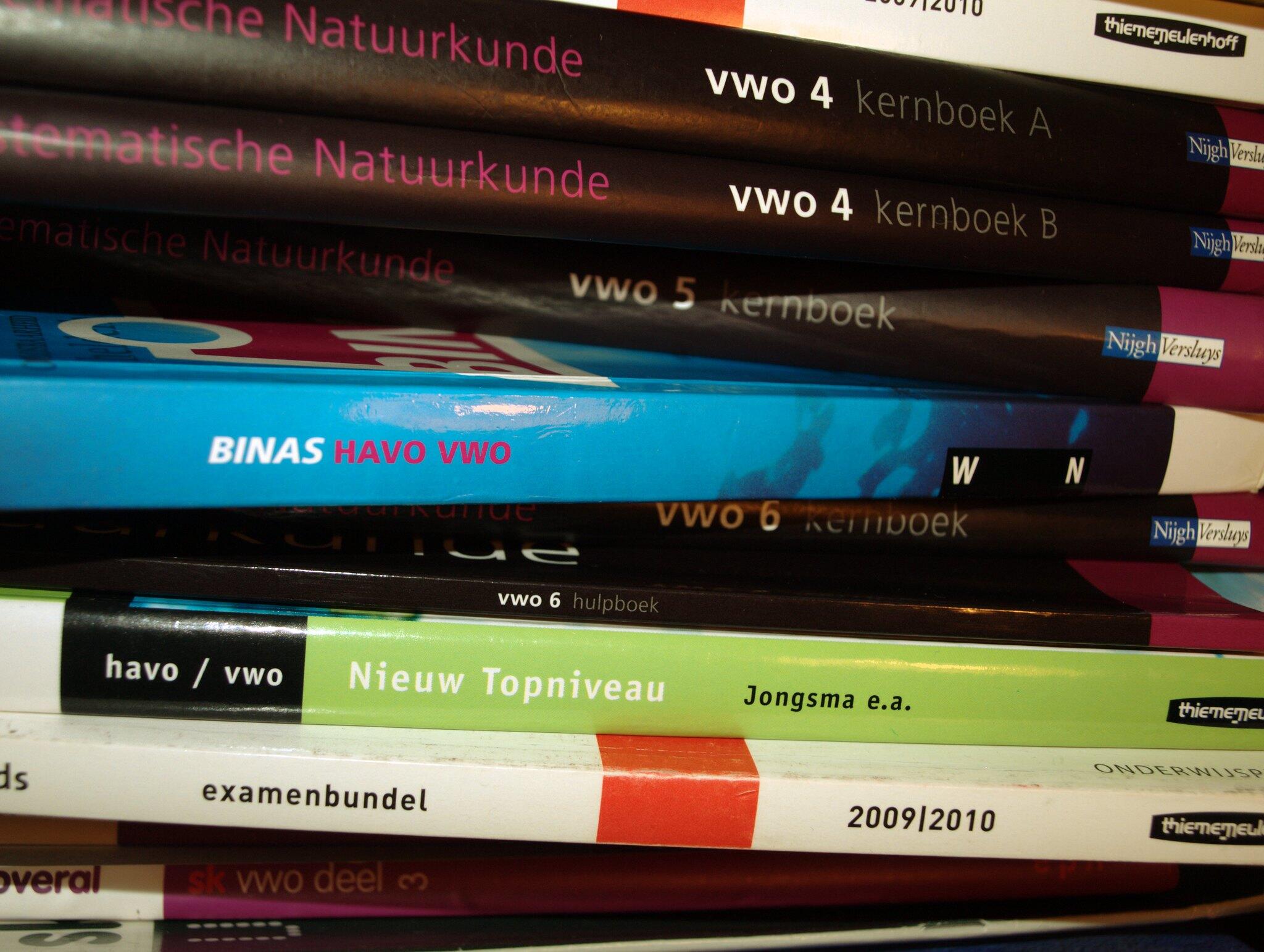 Stapel boeken over natuurkunde
