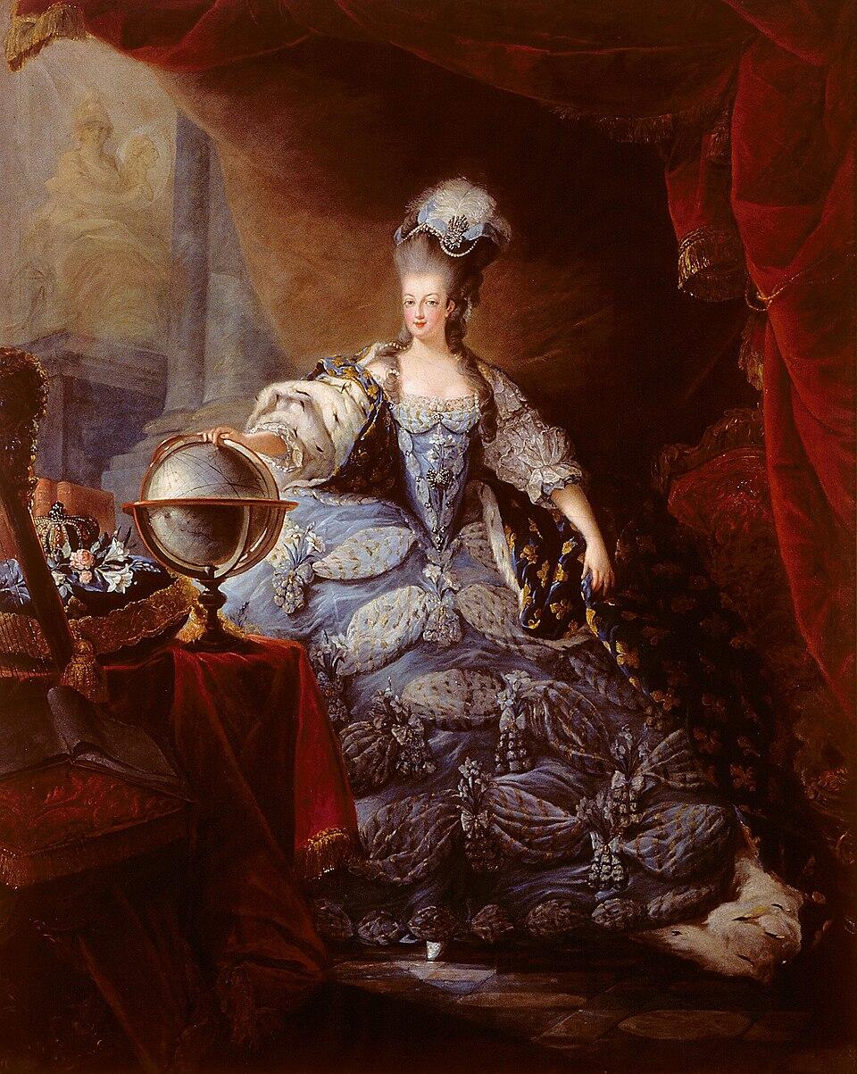 Een formeel portret van Marie Antoinette in een rijkelijk versierde blauwe jurk met kanten details en een hoge kapsel, zittend naast een globe en een boek, symbolen van haar koninklijke status.