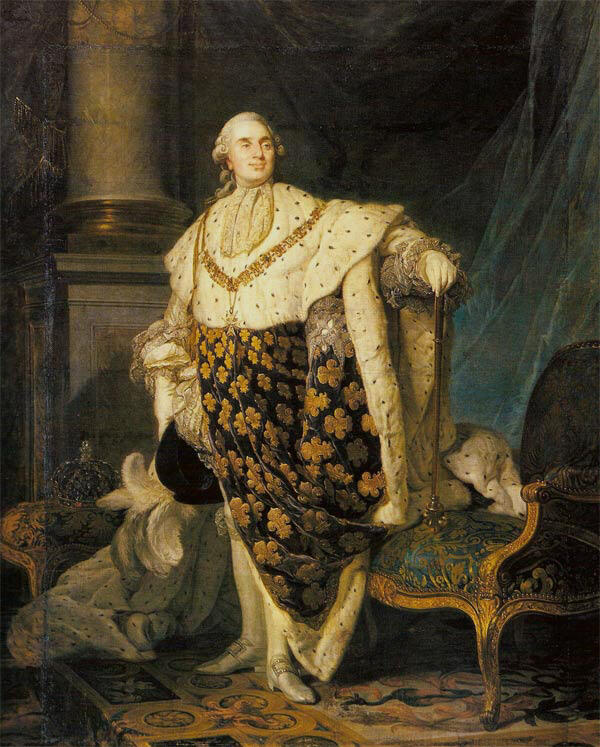 Een geschilderd portret van Lodewijk XVI in koninklijk gewaad, met witte pruik, blauwe mantel met lelies, en de hand rustend op een tafel met een kroon en een scepter.