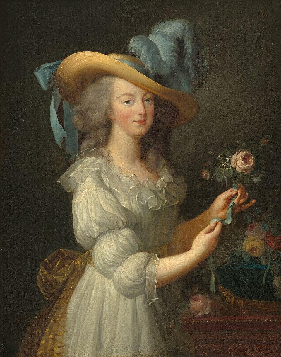 Portret van Marie Antoinette in een eenvoudige witte mousseline jurk met een strohoed, staand voor een donkere achtergrond, terwijl ze een roos vasthoudt.