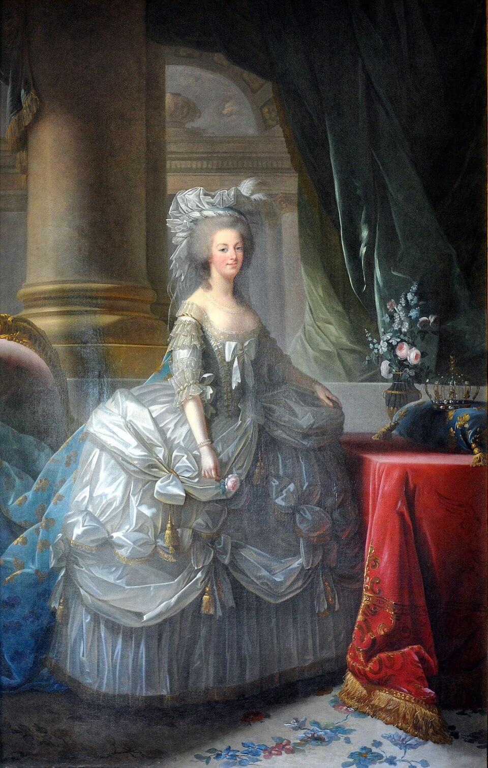 Portret van Marie Antoinette in blauwe jurk met witte kanten details, zittend in een tuin, houdend een roos.